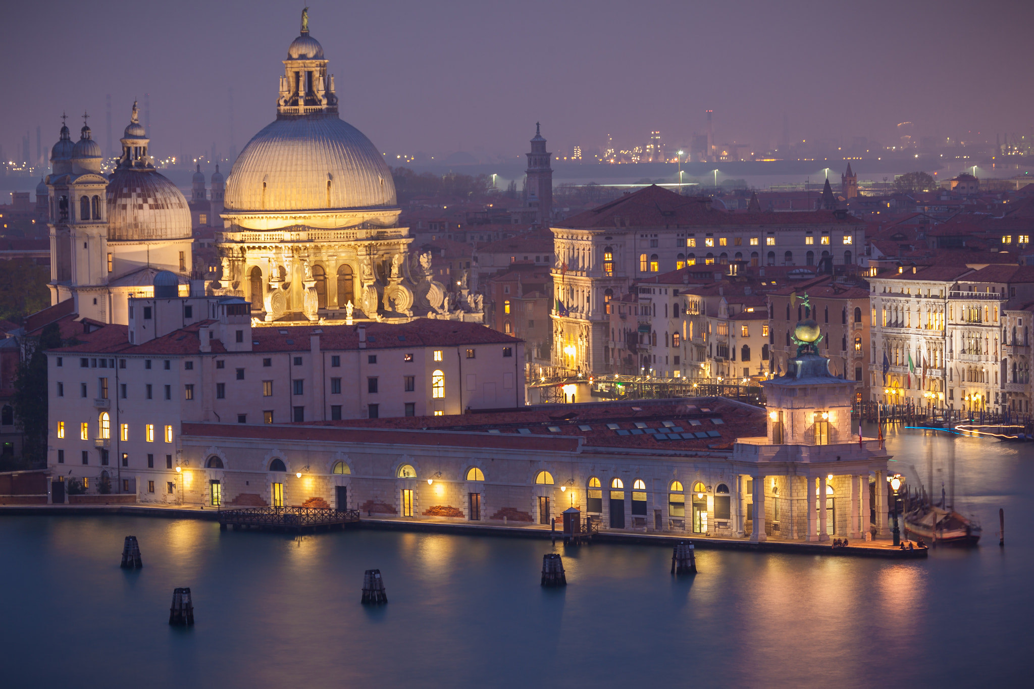 Canon EOS 5D Mark II + Canon EF 100-400mm F4.5-5.6L IS USM sample photo. Venice at night photography