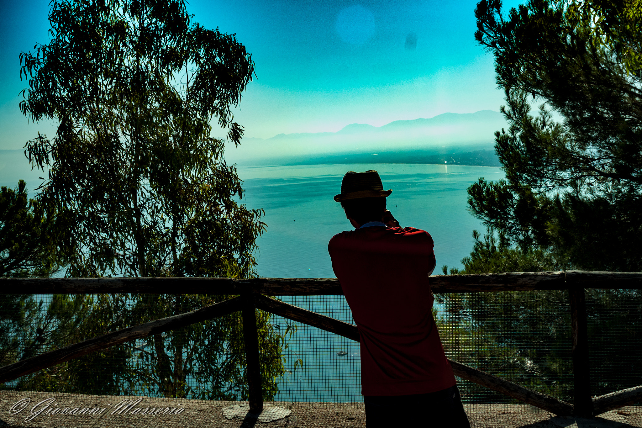 Sony Alpha DSLR-A700 + Minolta AF 28-85mm F3.5-4.5 sample photo. Looking at sea photography