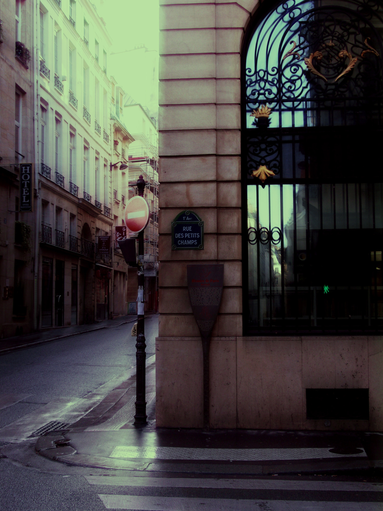 CASIO EX-S10 sample photo. Paris street photography