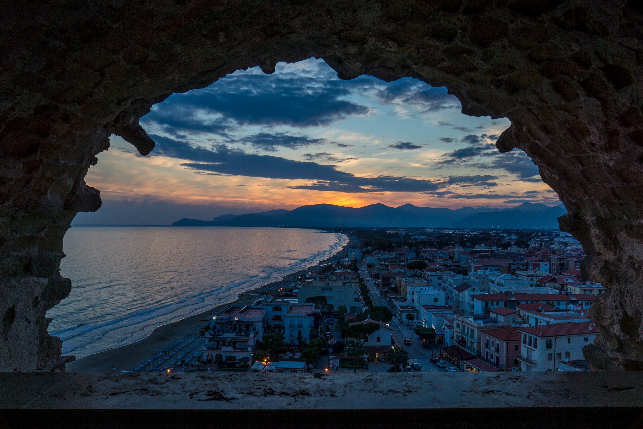 Sony Alpha NEX-7 + Sony E 16mm F2.8 sample photo. Sperlonga by night photography