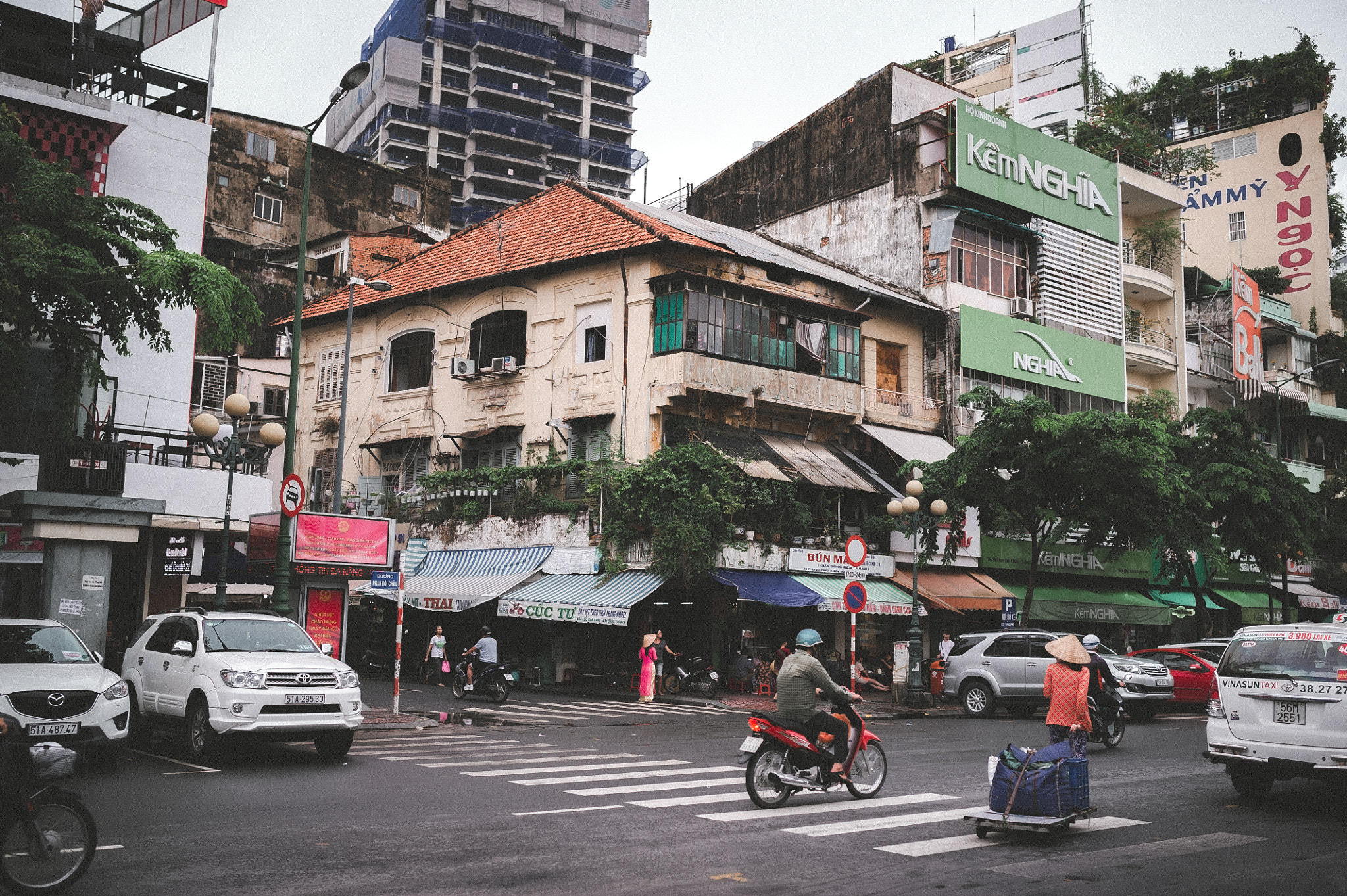 Nikon D3S + Sigma 35mm F1.4 DG HSM Art sample photo. Across the street photography