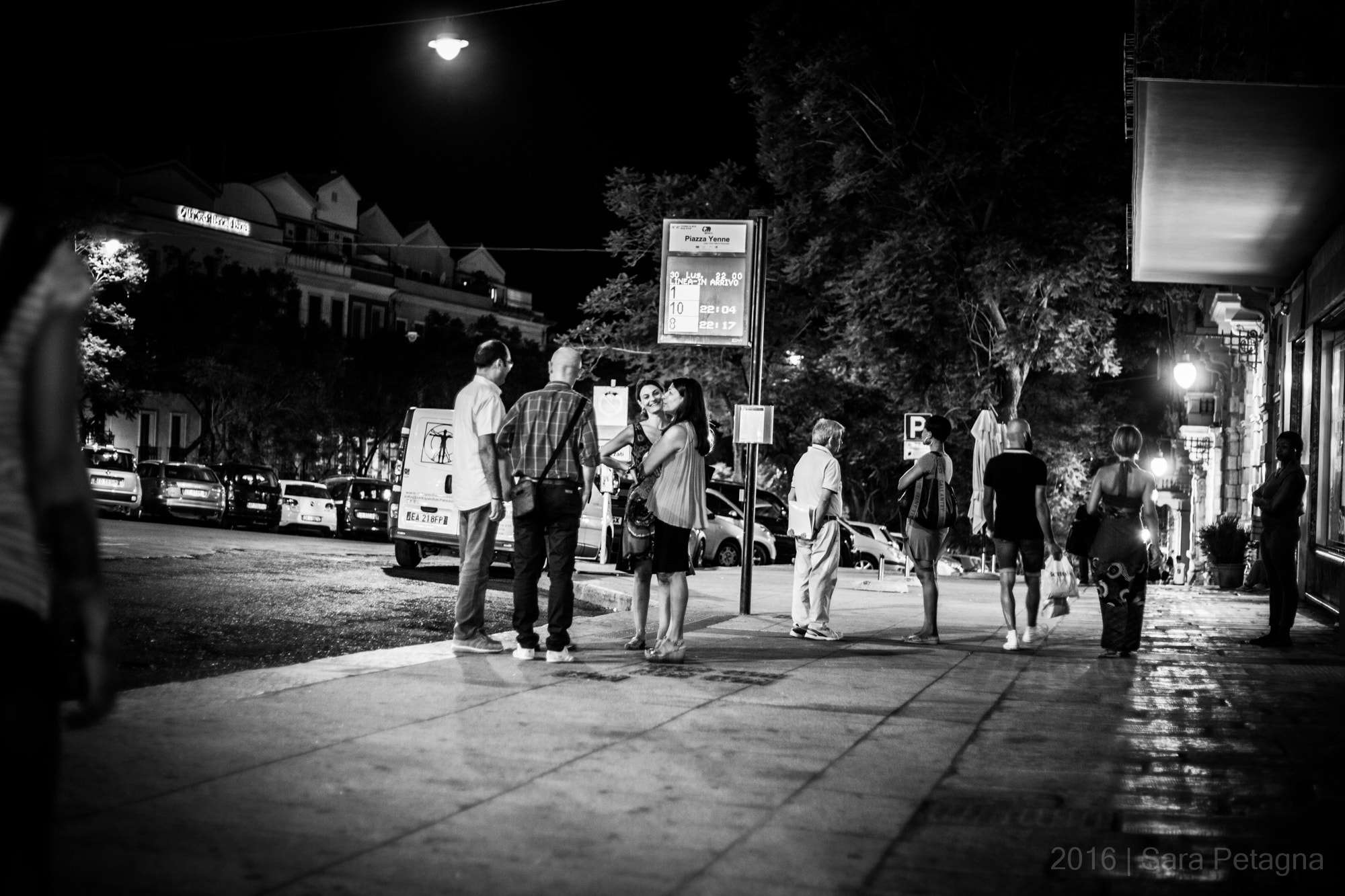 Canon EOS 5D Mark II + Canon EF 50mm F1.8 II sample photo. Waiting for the bus photography