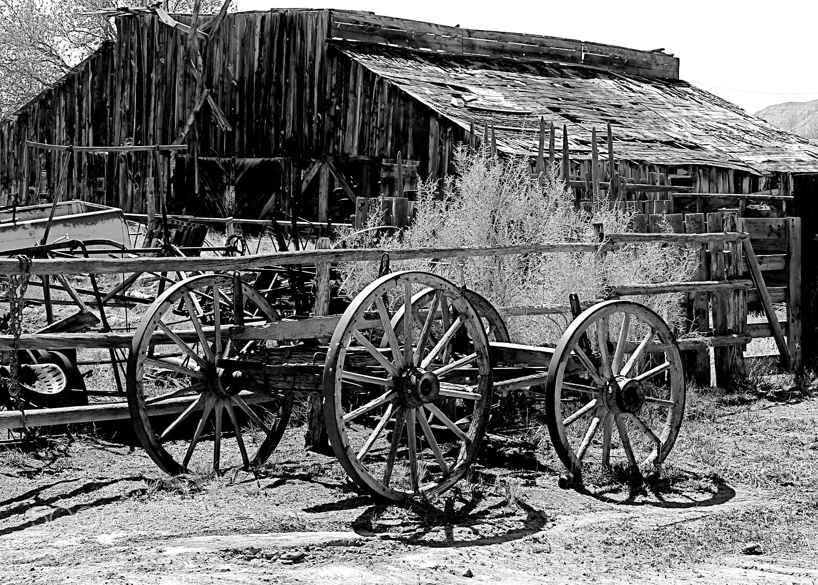Canon EF-S 18-135mm F3.5-5.6 IS sample photo. Barn and wagon photography