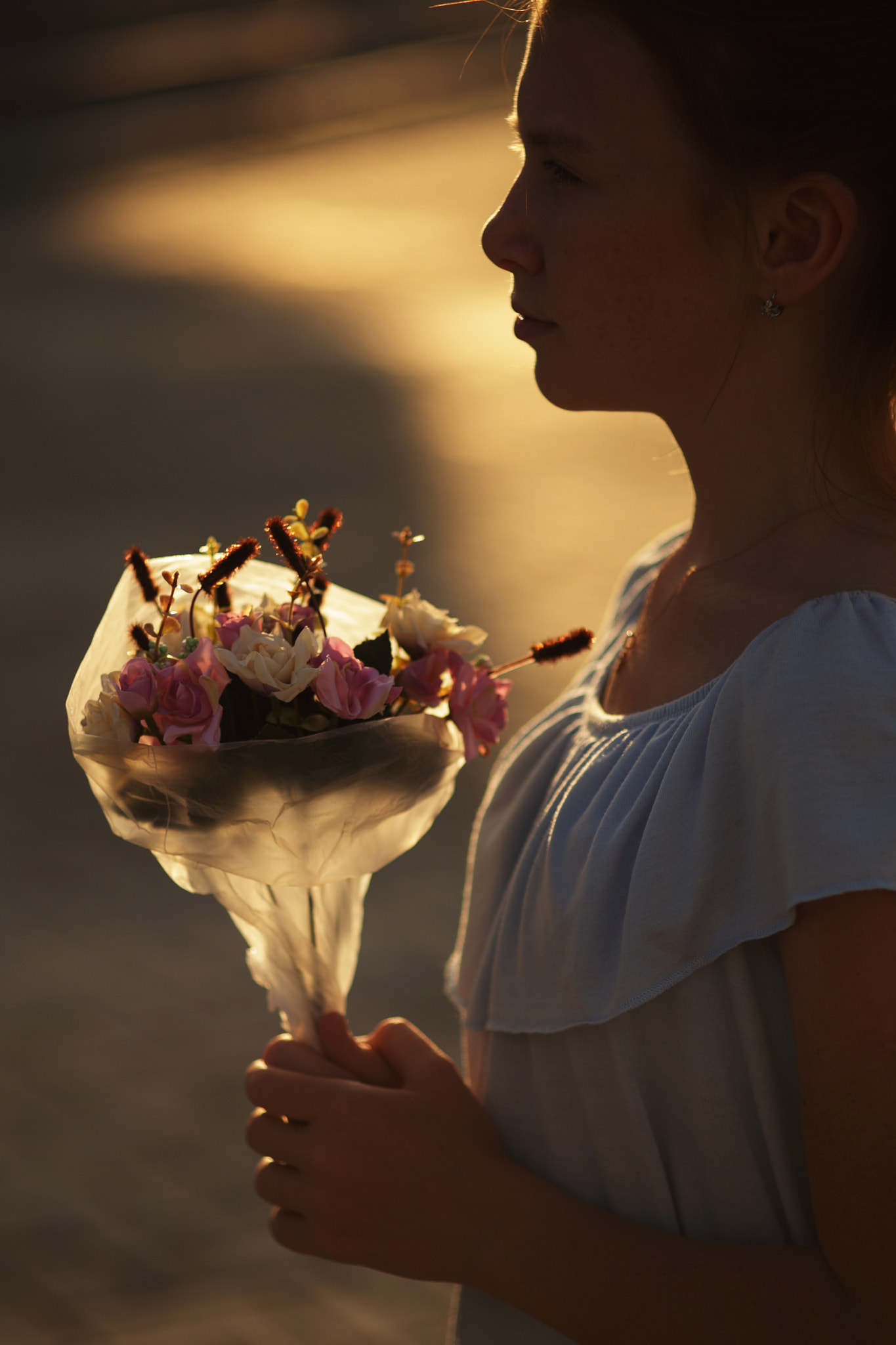 Canon EOS 6D + Canon EF 135mm F2.8 SF sample photo. Silhouette of girl with bouquet photography