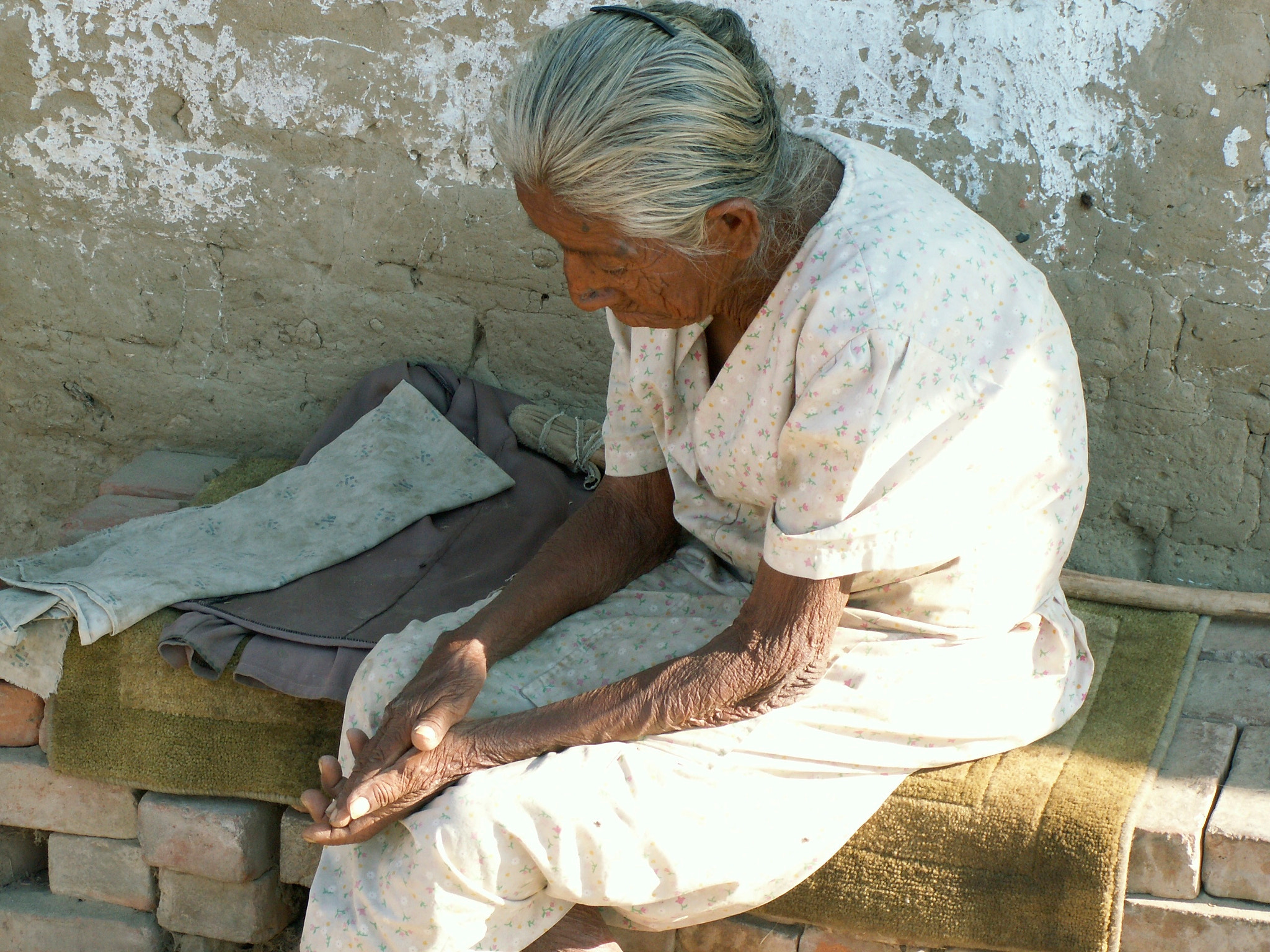 KONICA MINOLTA DiMAGE Z5 sample photo. Old woman in piura, peru photography