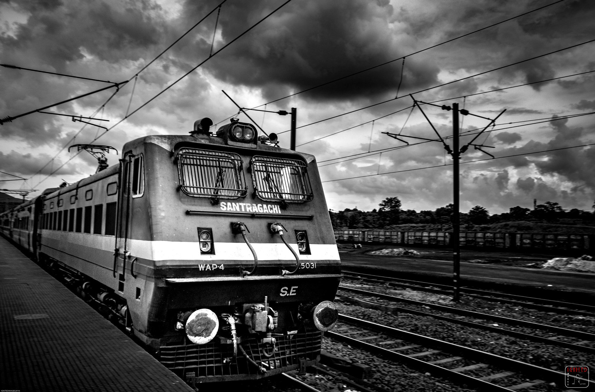Canon EOS 750D (EOS Rebel T6i / EOS Kiss X8i) sample photo. The inbound train photography