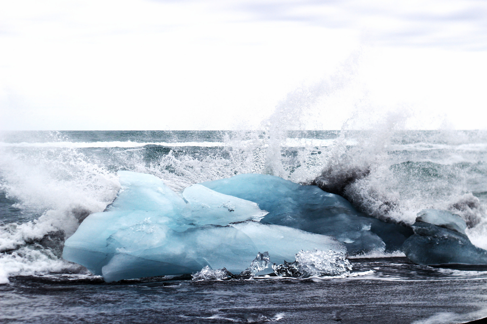 Canon EOS 100D (EOS Rebel SL1 / EOS Kiss X7) + Canon EF 50mm F1.8 II sample photo. Crashing waves photography