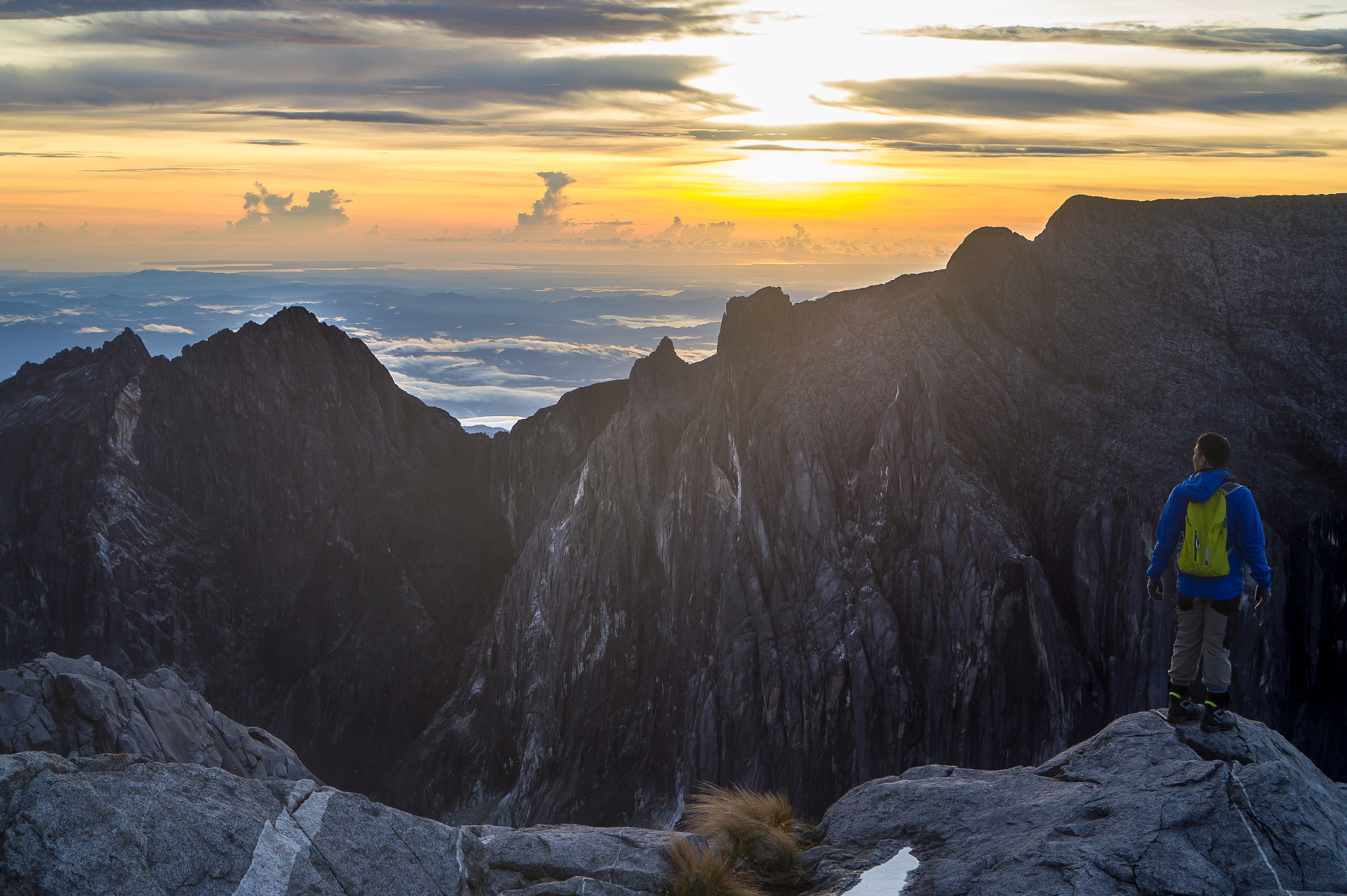 Sony Alpha a5000 (ILCE 5000) + Sony E 35mm F1.8 OSS sample photo. Overlooking low's gully photography