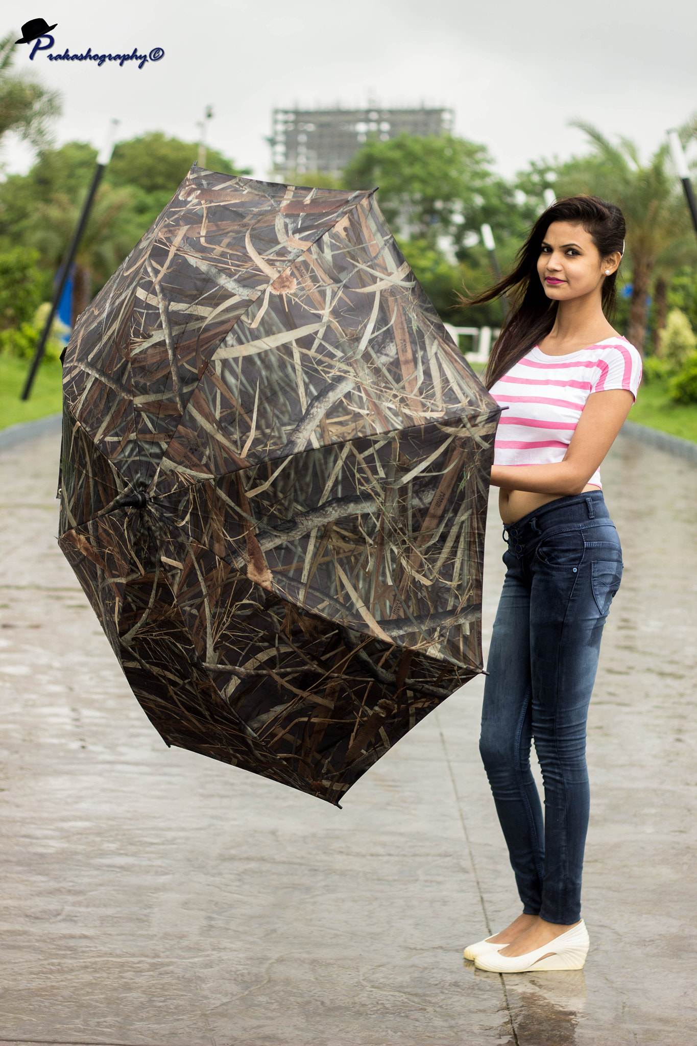 Canon EOS 600D (Rebel EOS T3i / EOS Kiss X5) + Canon EF 50mm F1.8 II sample photo. The rain couldnt stop her from doing her thing... photography