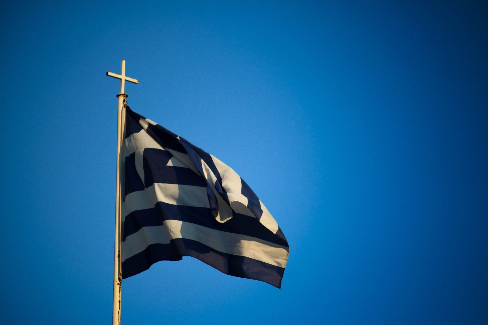 Canon EOS 750D (EOS Rebel T6i / EOS Kiss X8i) + Canon EF-S 55-250mm F4-5.6 IS sample photo. Greek flag photography