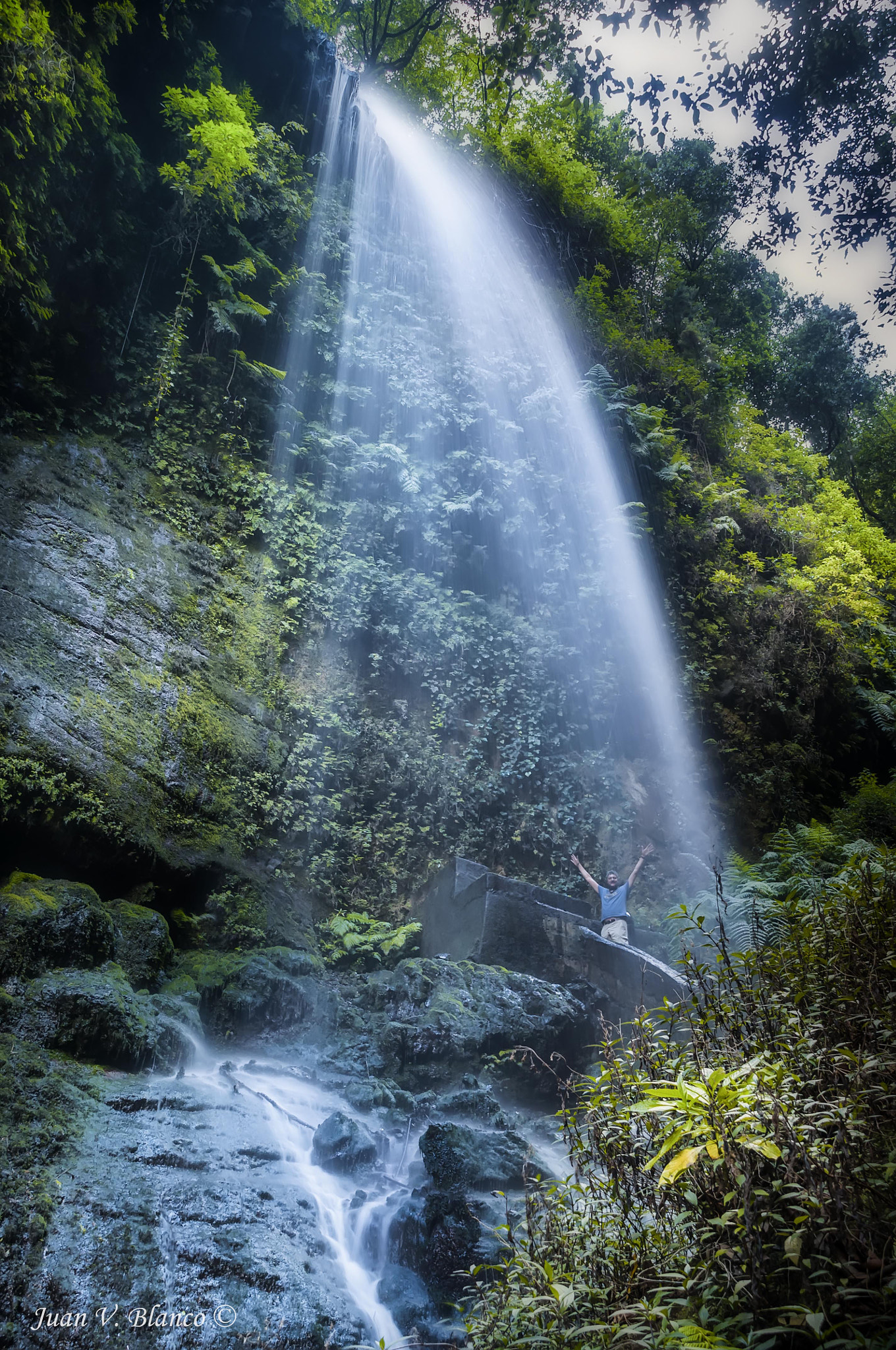 Sigma 18-200mm F3.5-6.3 DC OS HSM sample photo. Under the waterfall photography