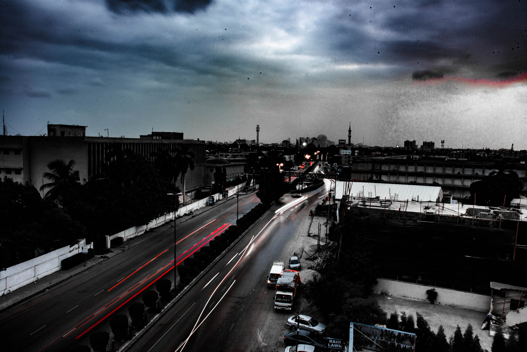 AF Zoom-Nikkor 28-105mm f/3.5-4.5D IF sample photo. Road at karachi photography