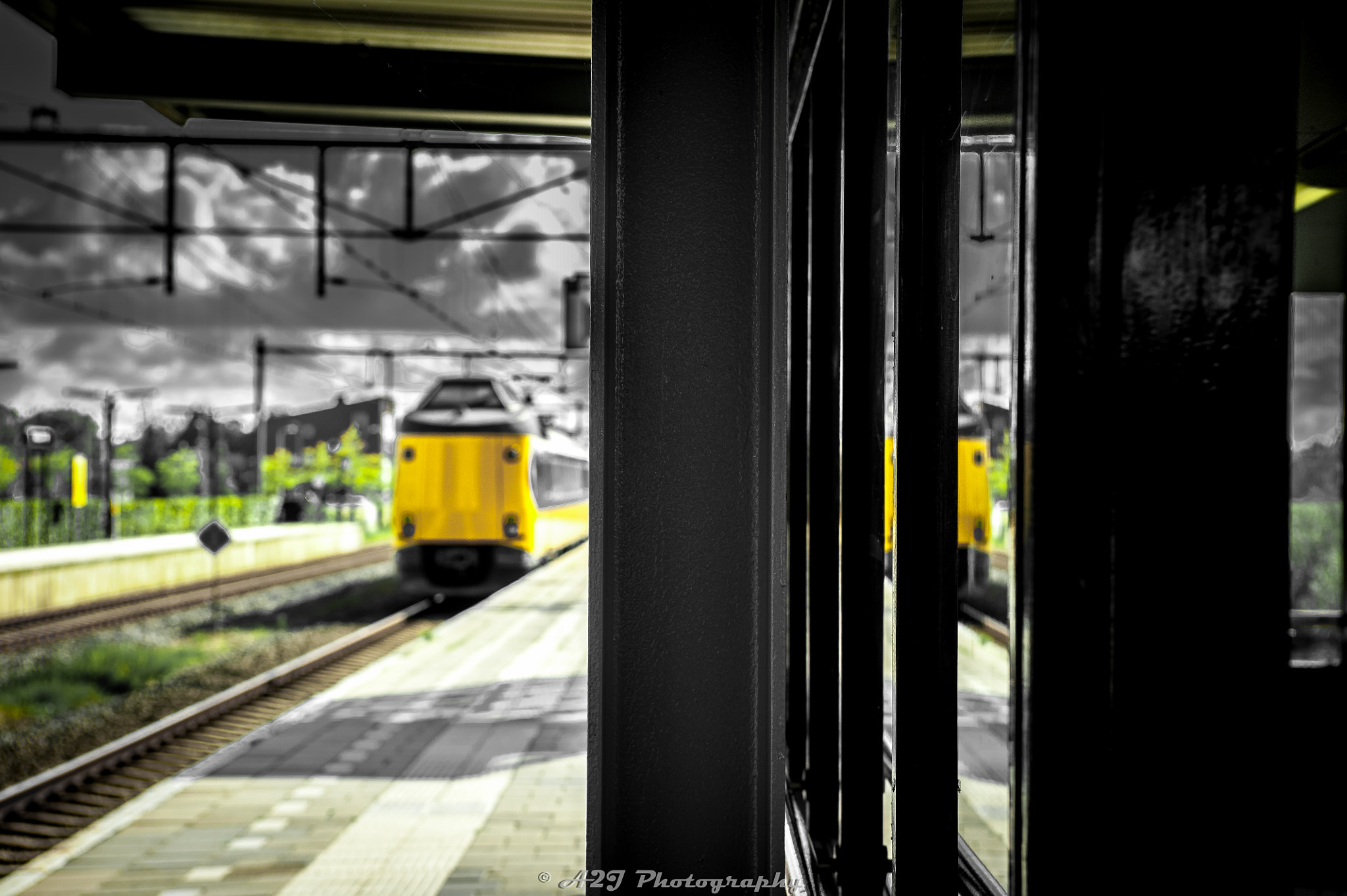 Nikon D700 + AF Zoom-Nikkor 35-70mm f/2.8D sample photo. Dutch train photography