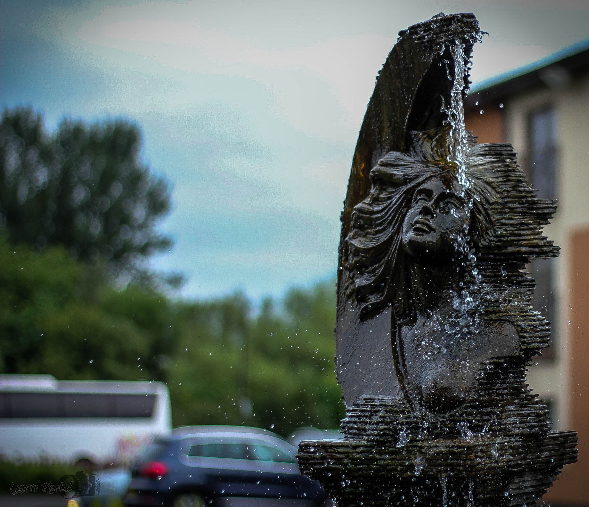 Canon EOS 550D (EOS Rebel T2i / EOS Kiss X4) sample photo. Fountain on the road photography