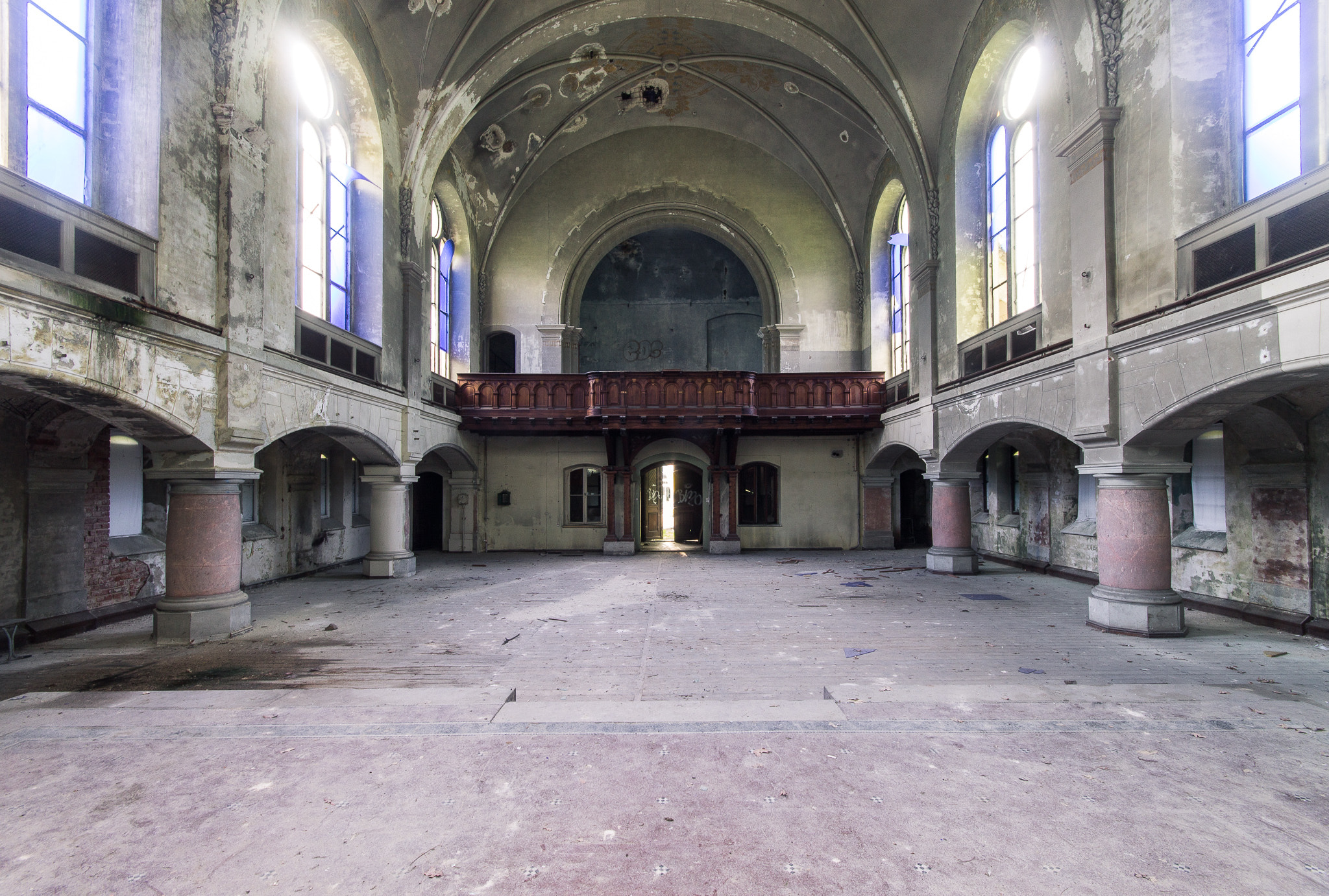 Canon EOS 1100D (EOS Rebel T3 / EOS Kiss X50) + Sigma 10-20mm F4-5.6 EX DC HSM sample photo. Abandoned church in germany photography