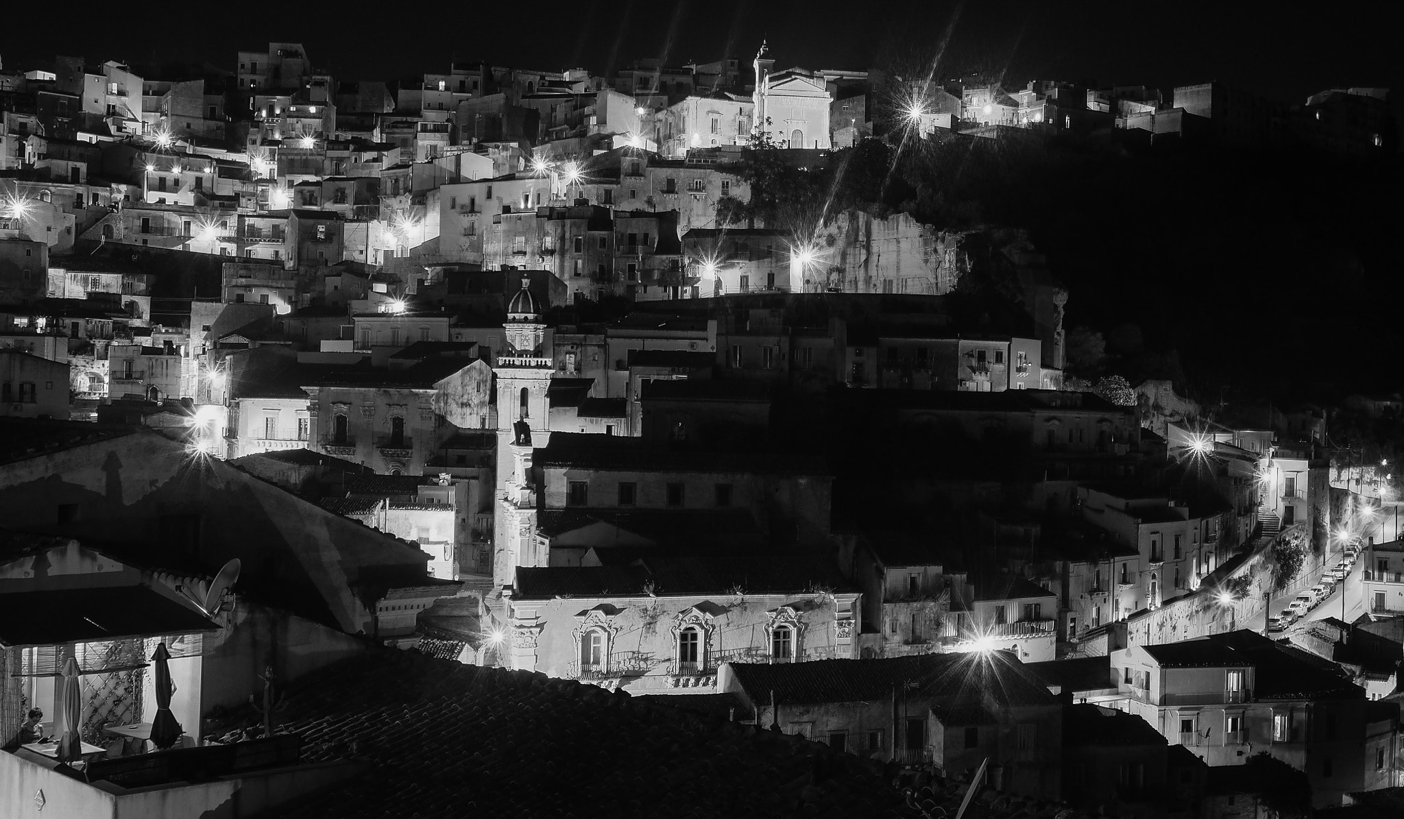 Olympus OM-D E-M10 + Panasonic Lumix G 20mm F1.7 ASPH sample photo. Ibla by night photography