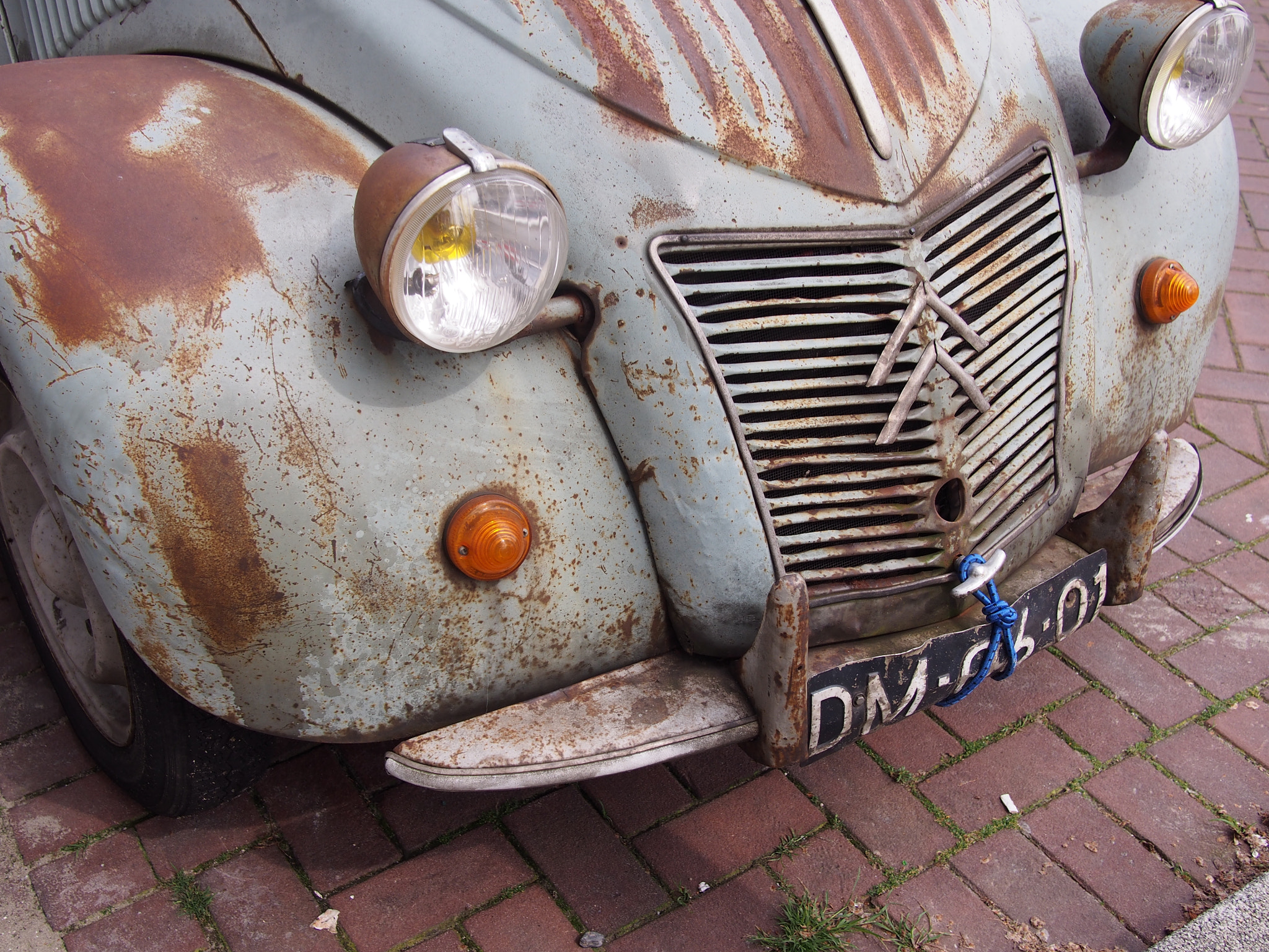 Olympus PEN E-PL5 sample photo. Old and rusty: 2cv photography