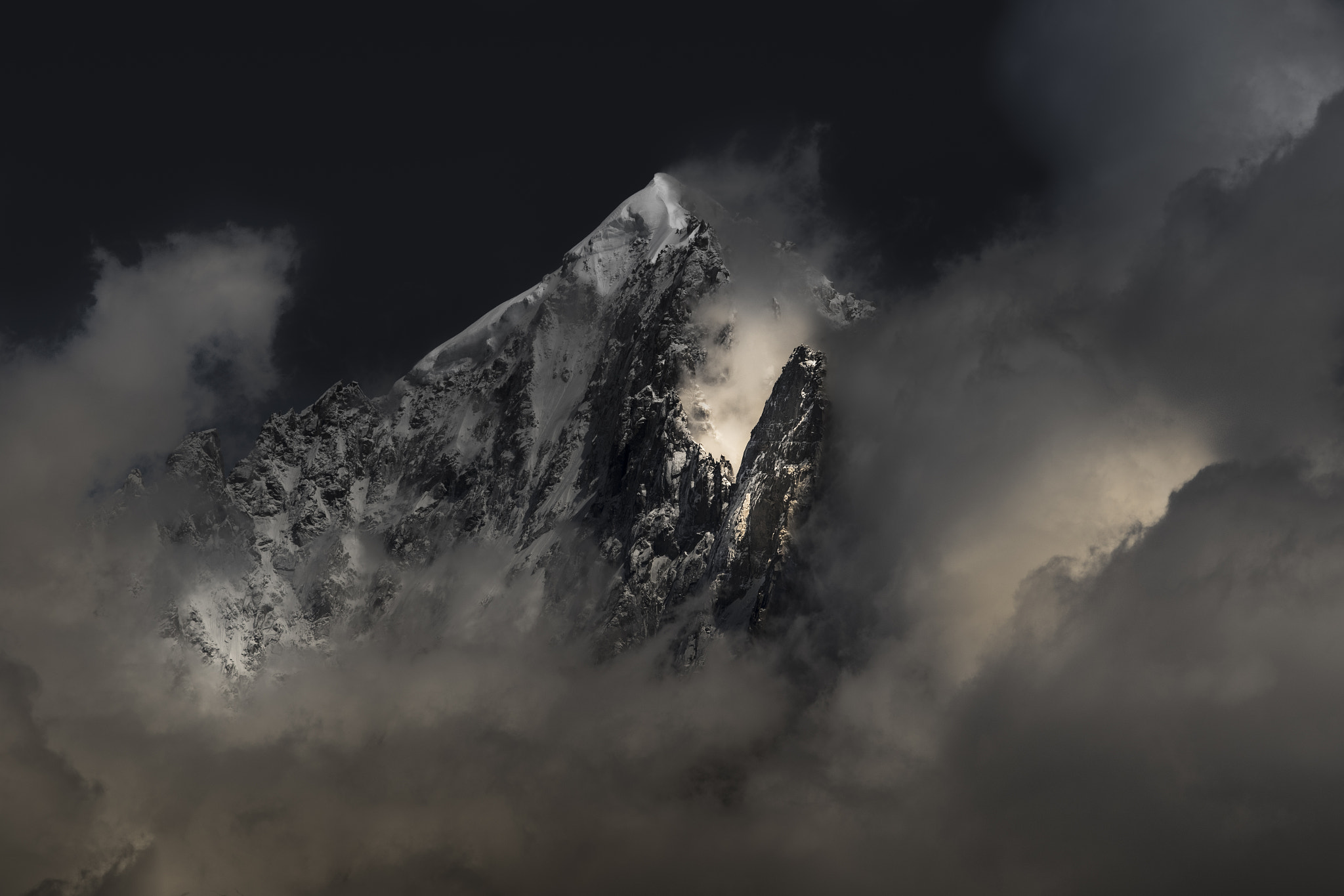 Sigma 70-300mm F4-5.6 APO DG Macro sample photo. The aiguille verte photography