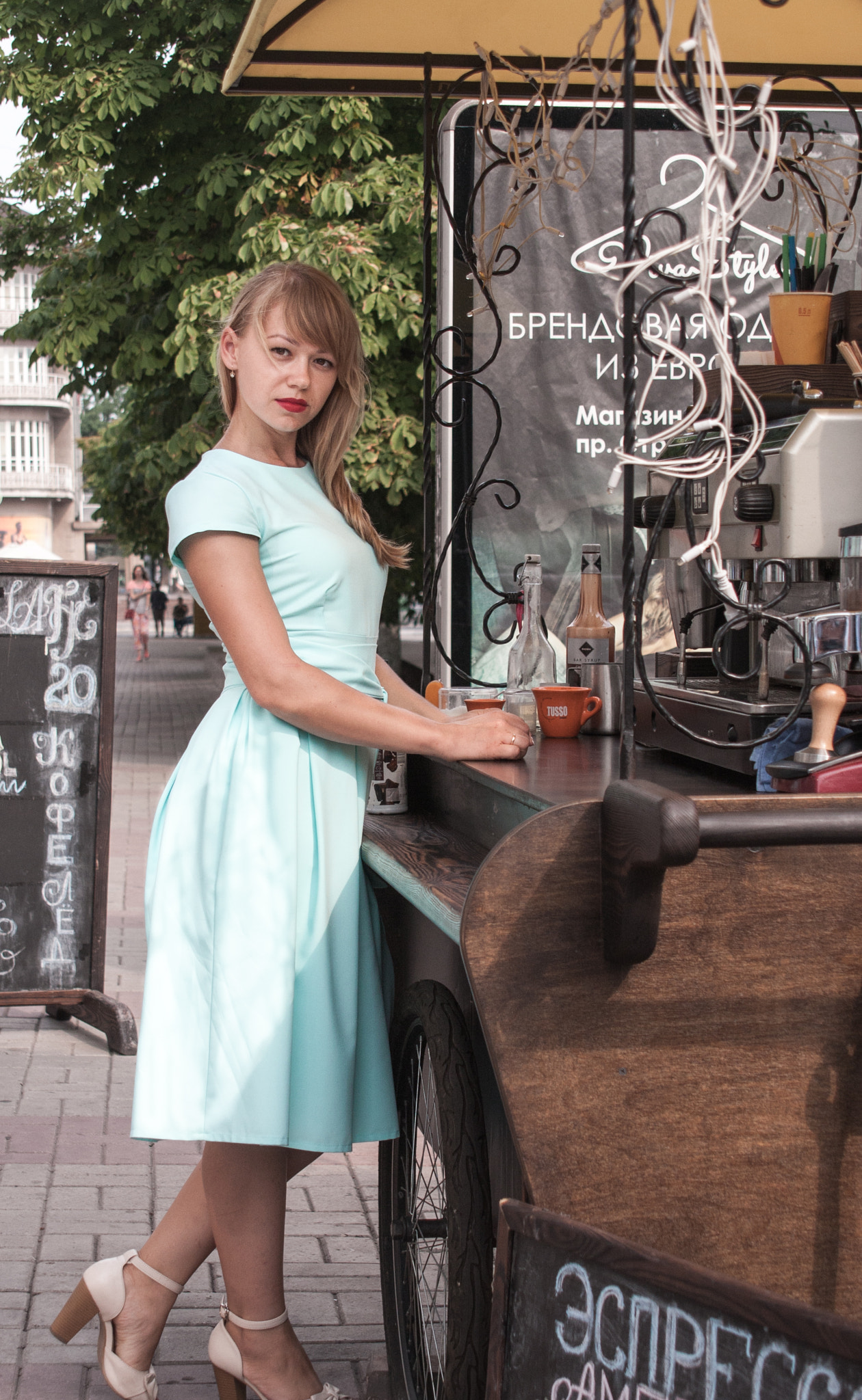Canon EF 28-200mm F3.5-5.6 USM sample photo. Pretty barista photography