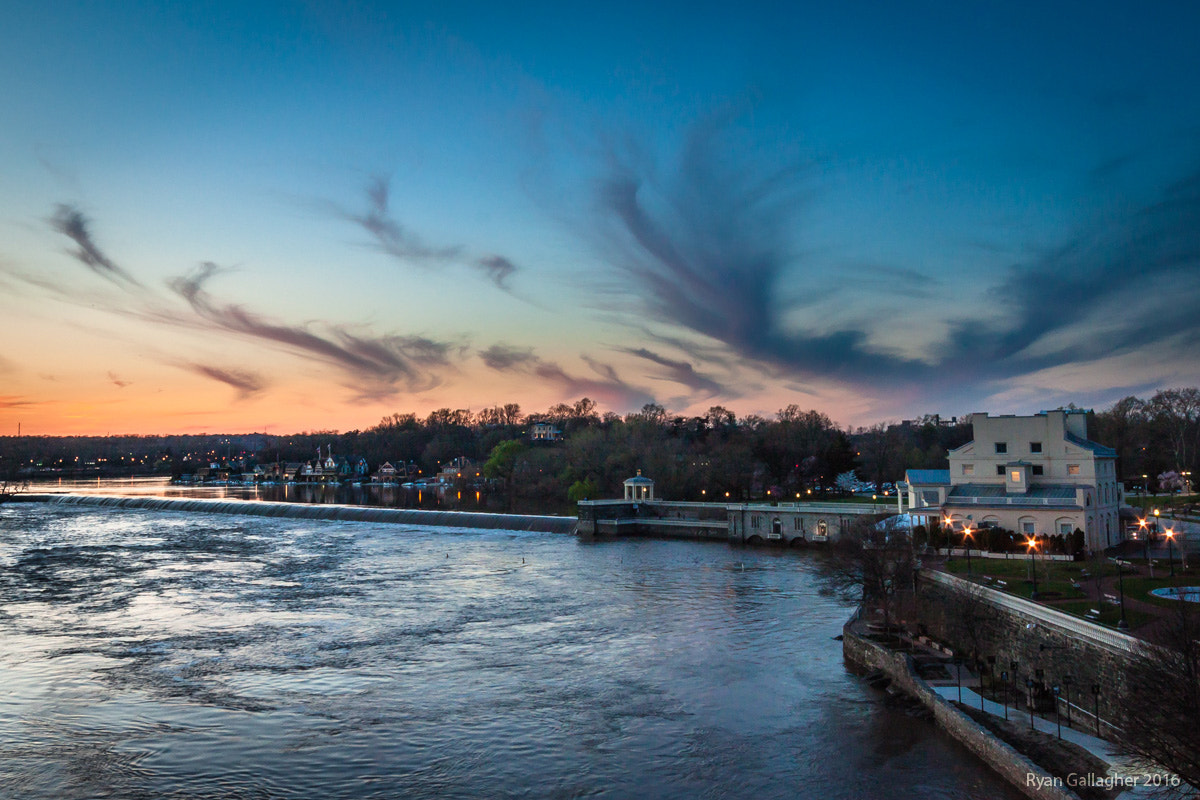 Canon EOS 500D (EOS Rebel T1i / EOS Kiss X3) sample photo. Dusk at the fairmount waterworks photography