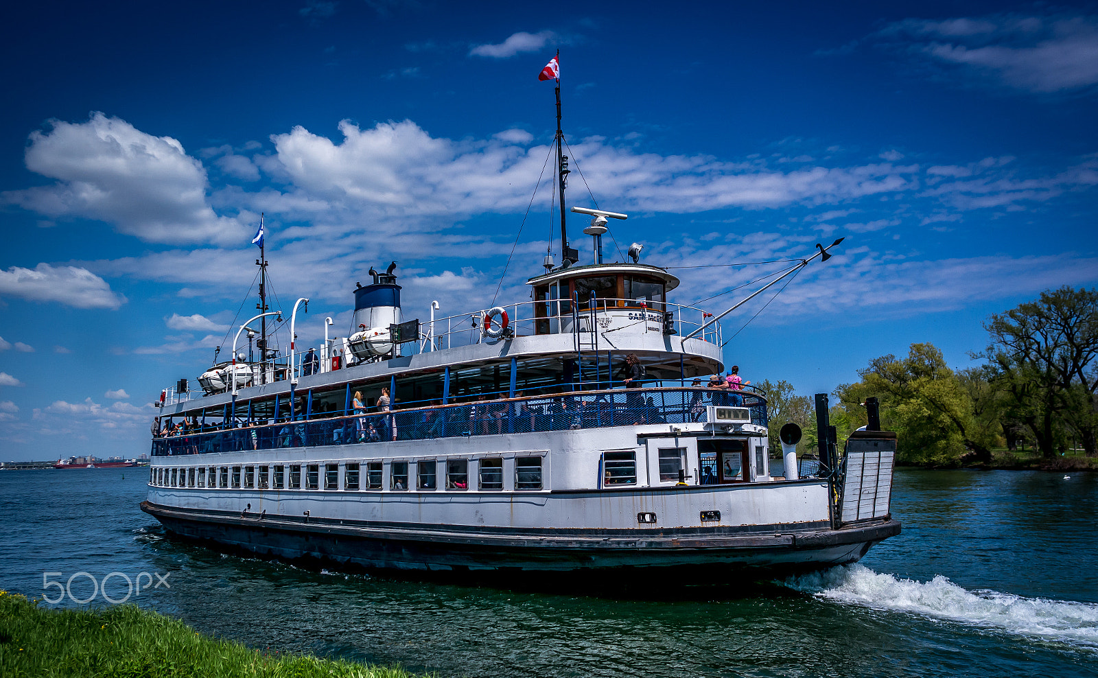 Samsung NX1000 + Samsung NX 16mm F2.4 Pancake sample photo. Ferry ride photography