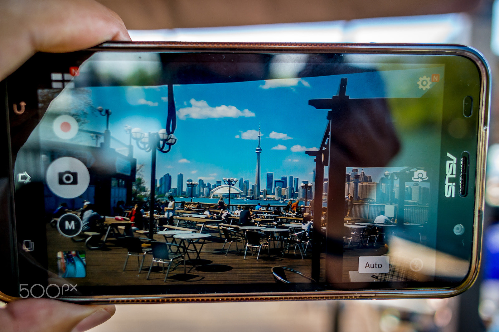 Samsung NX1000 + Samsung NX 16mm F2.4 Pancake sample photo. The six, looking through photography