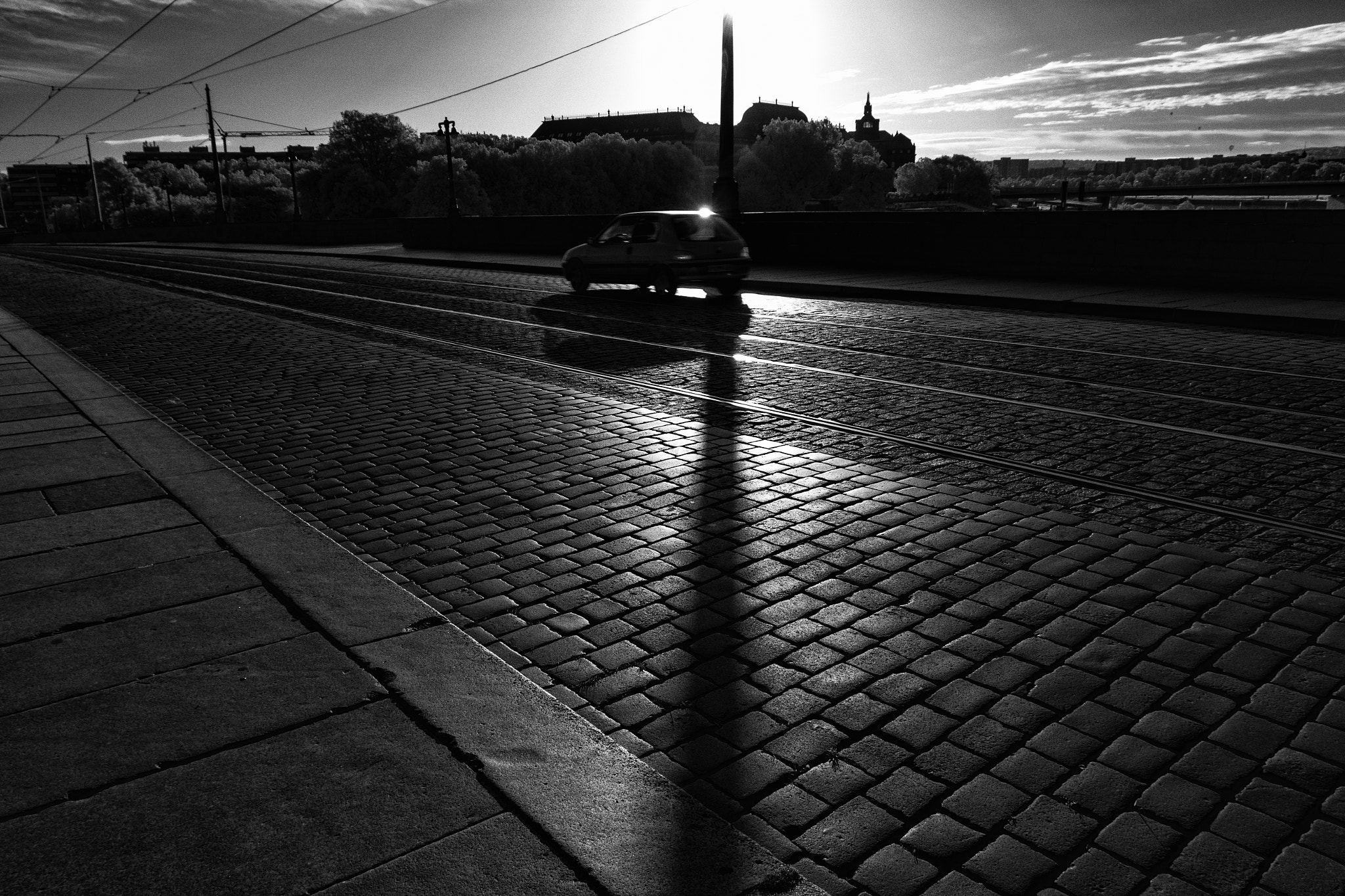 Canon EOS 550D (EOS Rebel T2i / EOS Kiss X4) + Canon EF 16-35mm F4L IS USM sample photo. Dresden bridge in the morning photography