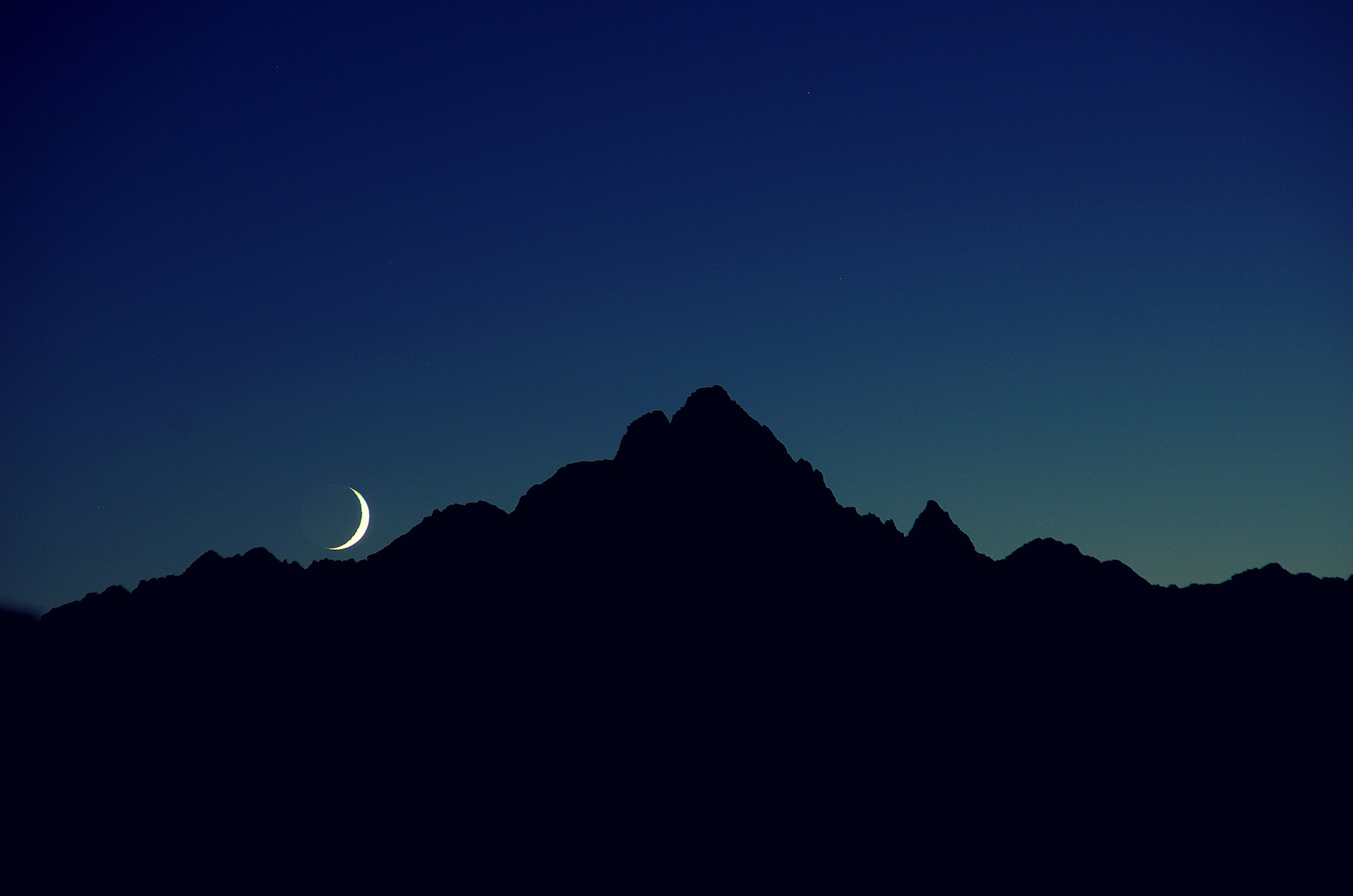 Pentax K-5 II sample photo. Moon setting over mount viso photography