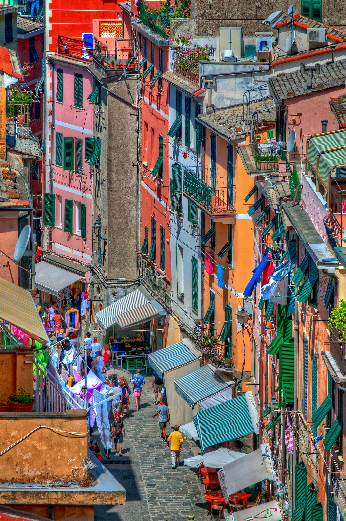 Nikon D300 + Nikon AF-S Nikkor 24-120mm F4G ED VR sample photo. Tourists passing through the streets of vernazza photography
