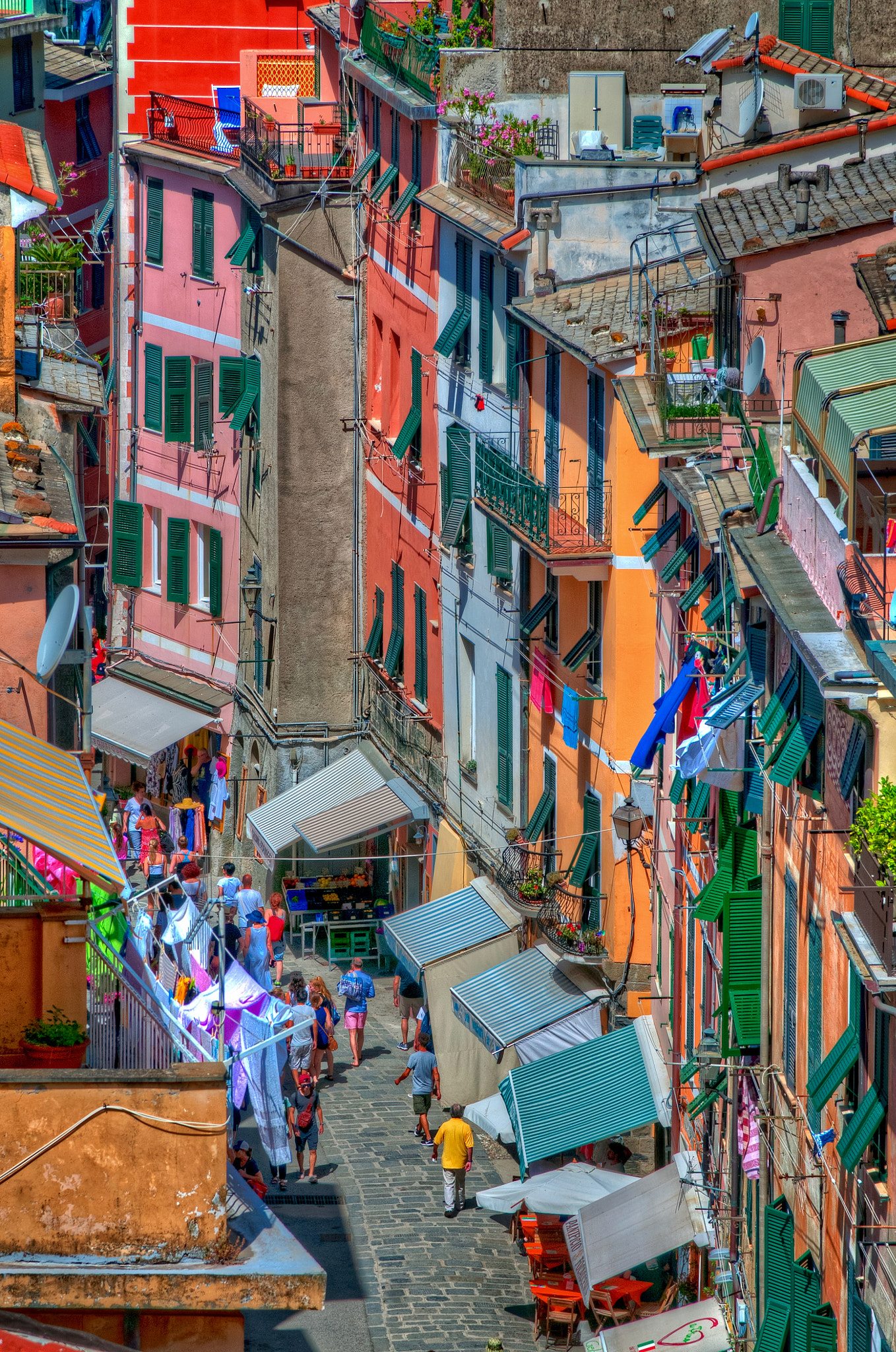 Nikon AF-S Nikkor 24-120mm F4G ED VR sample photo. Tourists passing through the streets of vernazza photography