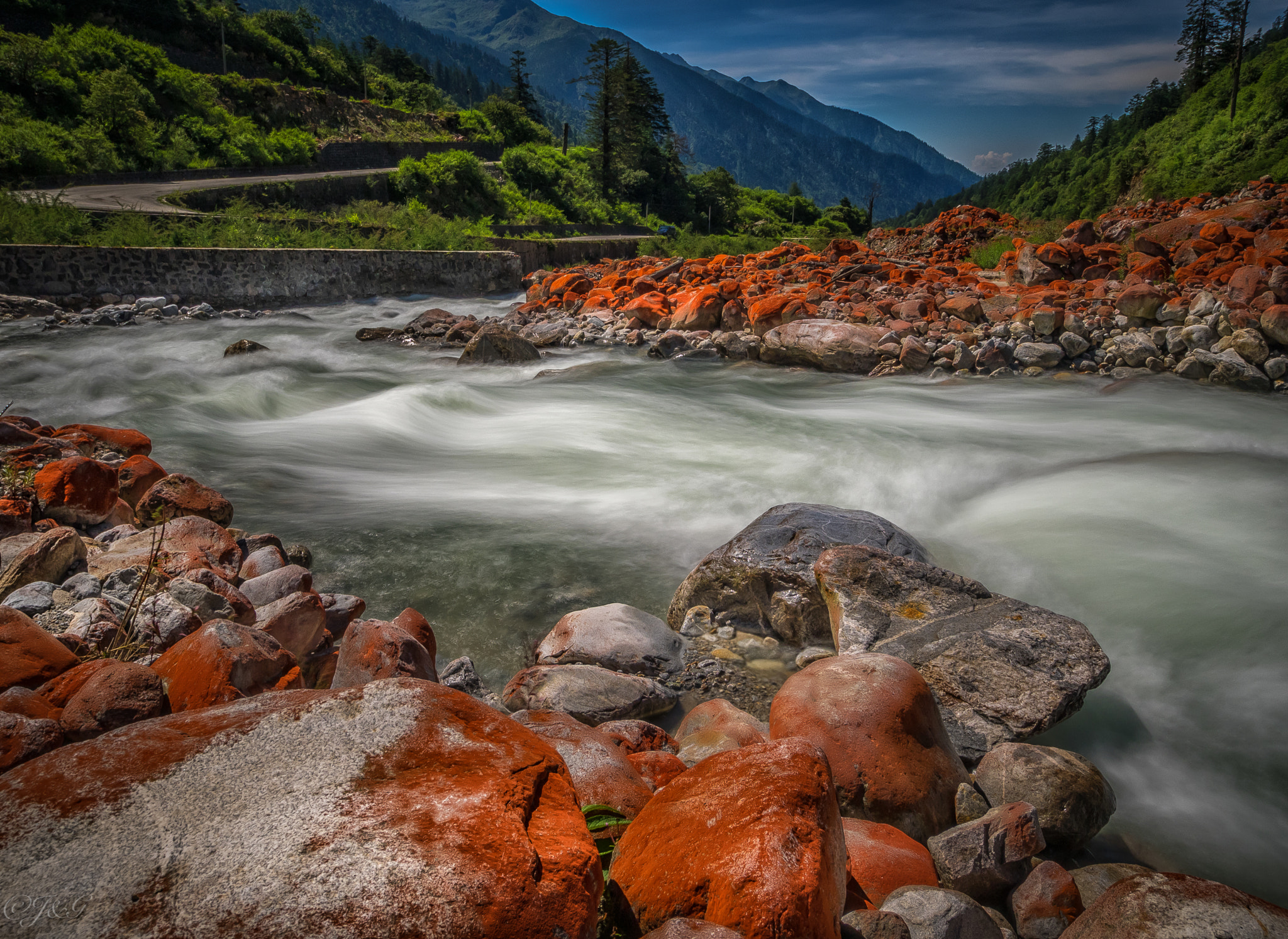 Olympus OM-D E-M1 + OLYMPUS M.9-18mm F4.0-5.6 sample photo. Rocks are bleeding... photography