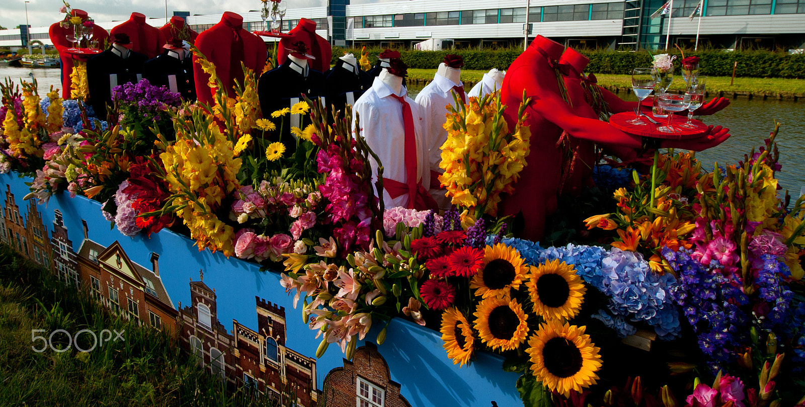 Canon EOS 400D (EOS Digital Rebel XTi / EOS Kiss Digital X) sample photo. Flower parade on boats photography