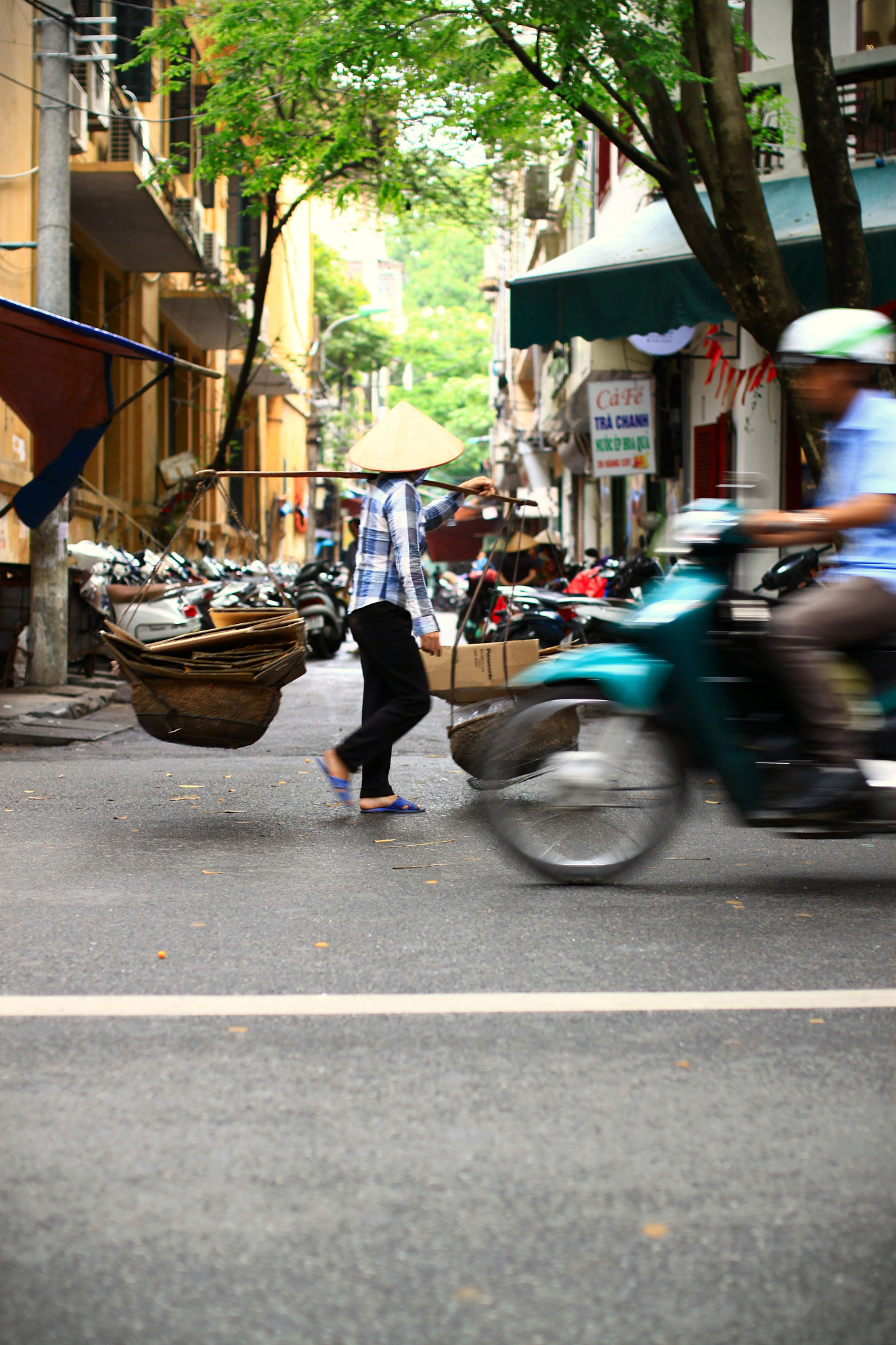 Canon EOS 500D (EOS Rebel T1i / EOS Kiss X3) + Sigma 35mm F1.4 DG HSM Art sample photo. Hanoi - vietnam photography