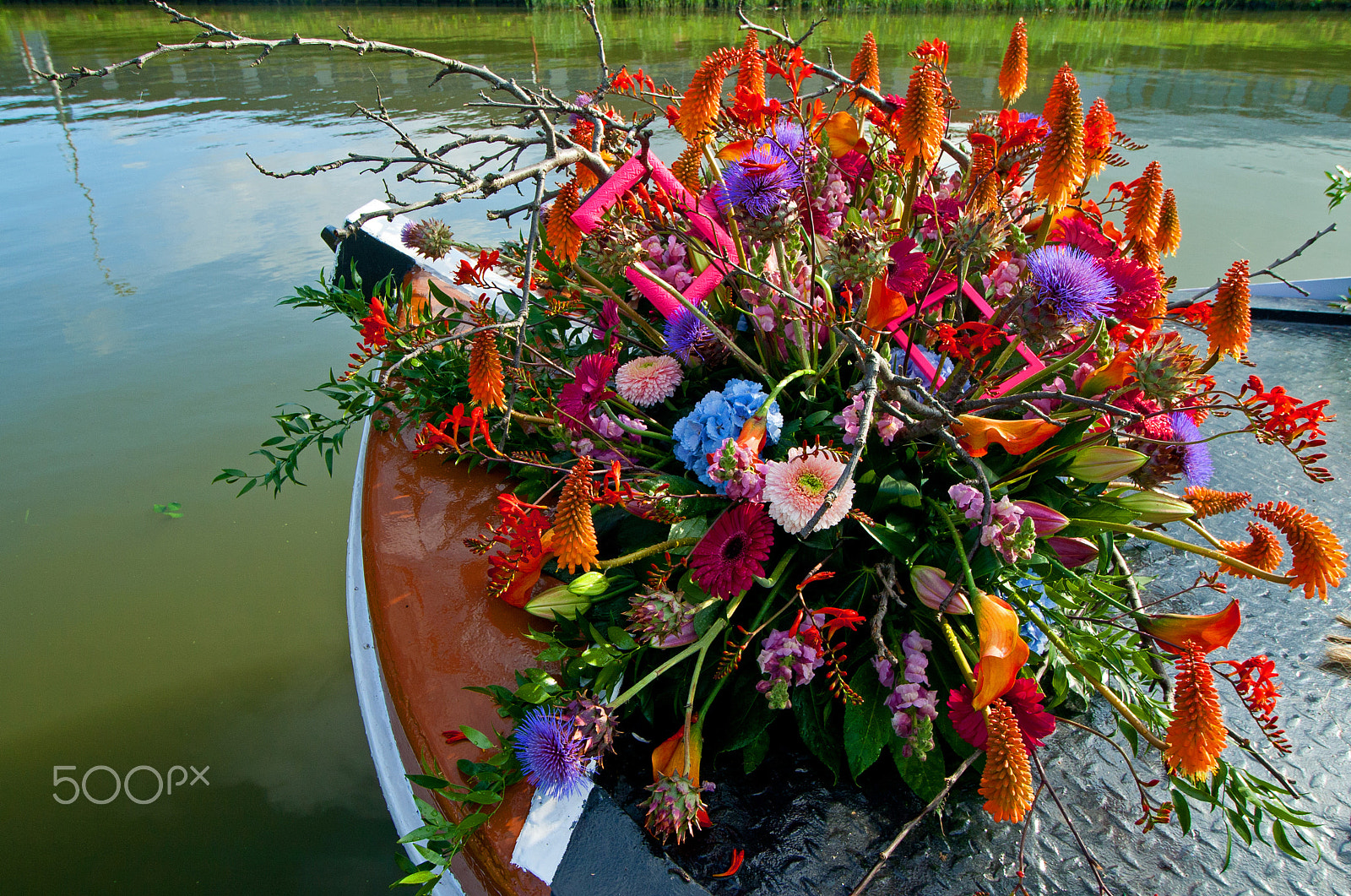 Canon EOS 400D (EOS Digital Rebel XTi / EOS Kiss Digital X) sample photo. Flower arrangement on a boat photography