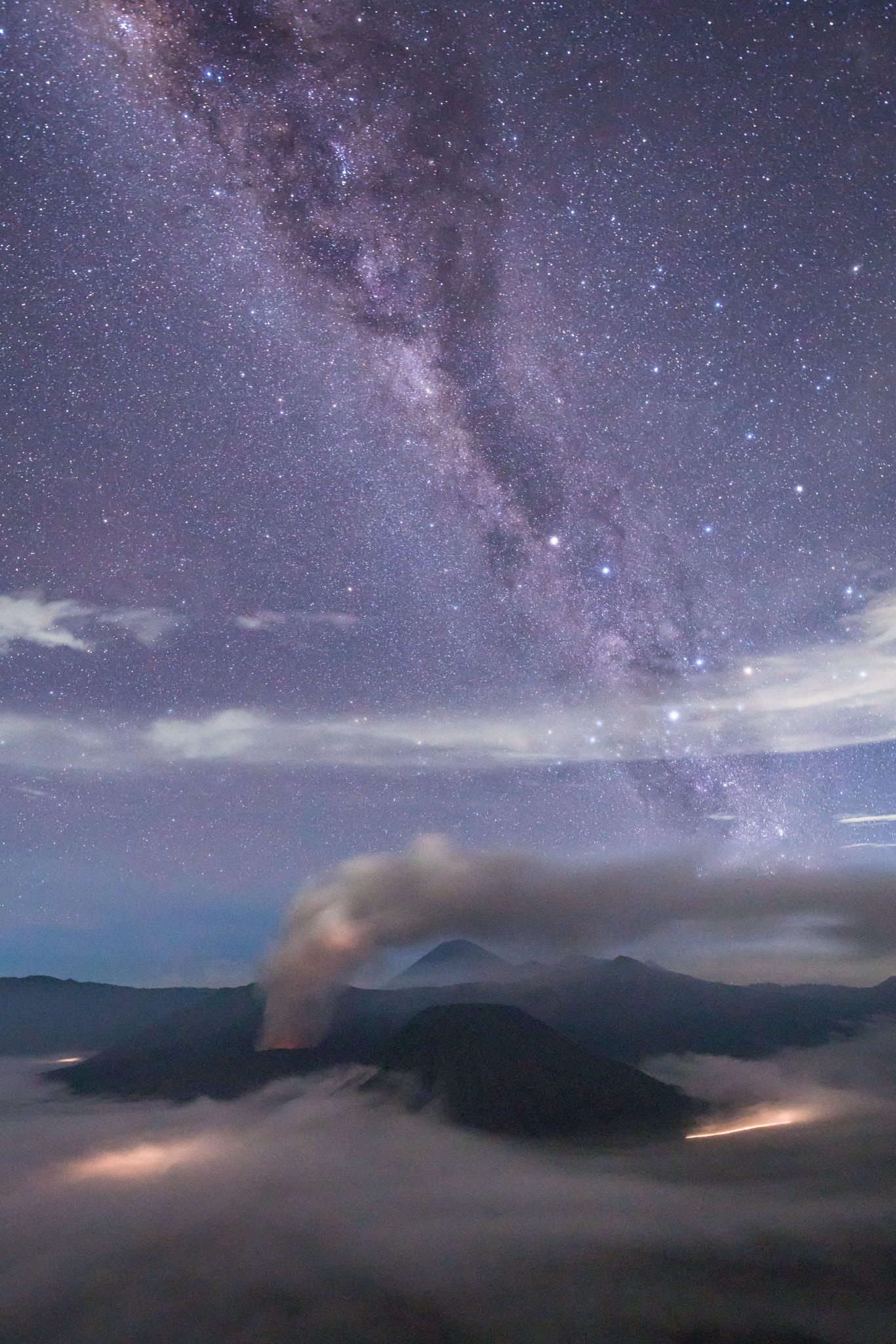 16-35mm F4 G SSM OSS sample photo. Volcanoes under the milky way photography