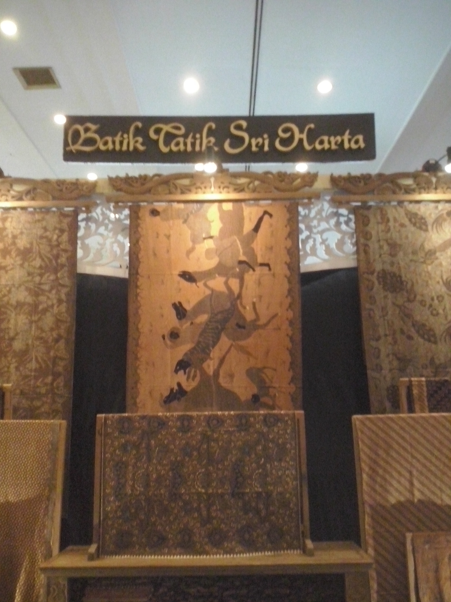 LG OPTIMUS L5 II sample photo. More traditional batik photography
