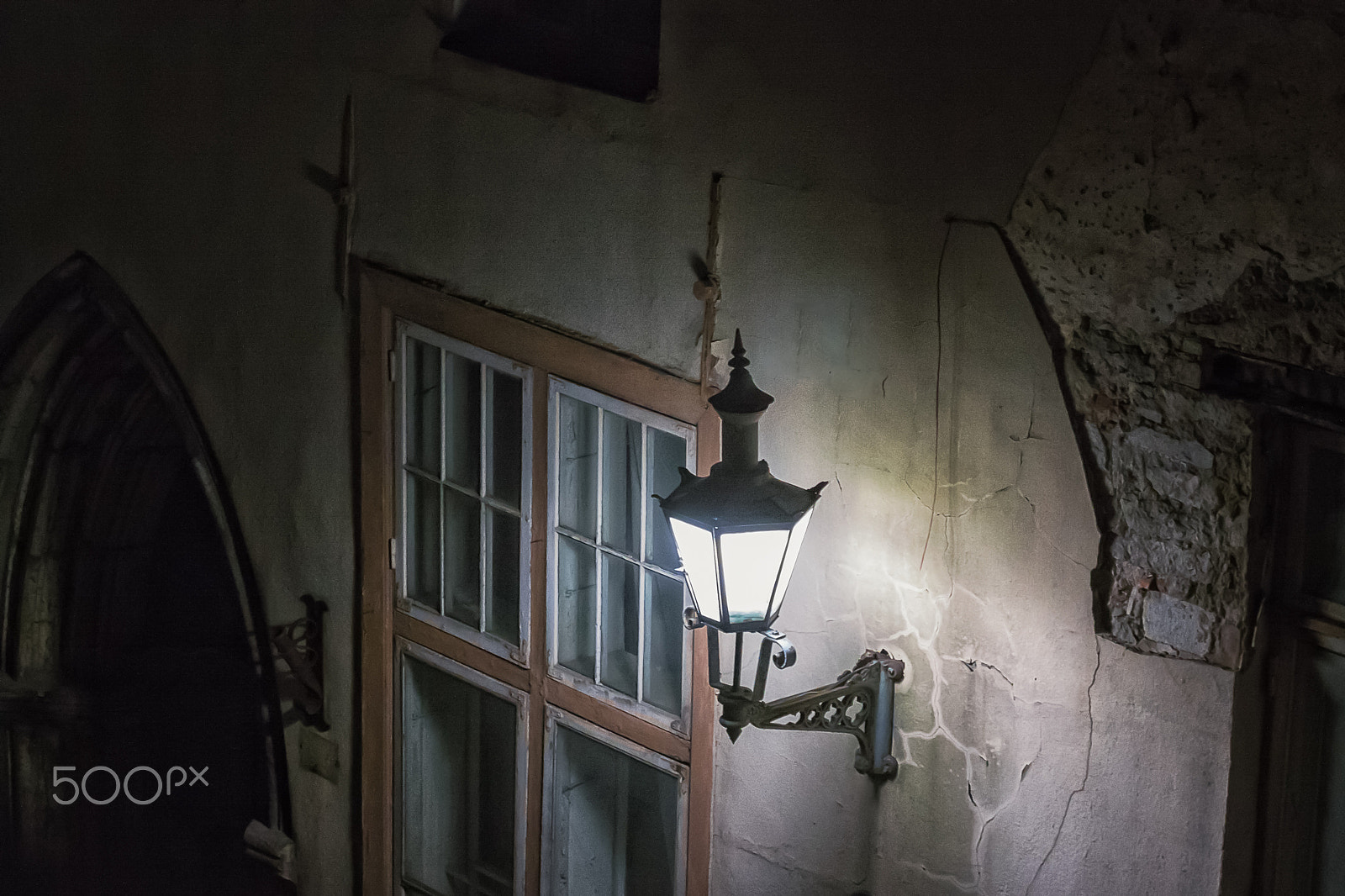 Canon EOS 50D + Canon EF 70-210mm f/4 sample photo. Old lantern in a cracked wall photography