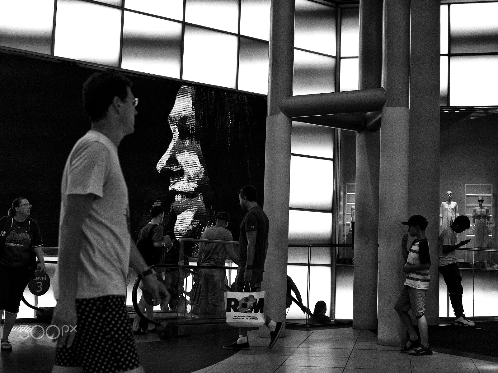 Panasonic Lumix DMC-GX8 + Panasonic Leica DG Summilux 25mm F1.4 II ASPH sample photo. Window looking photography