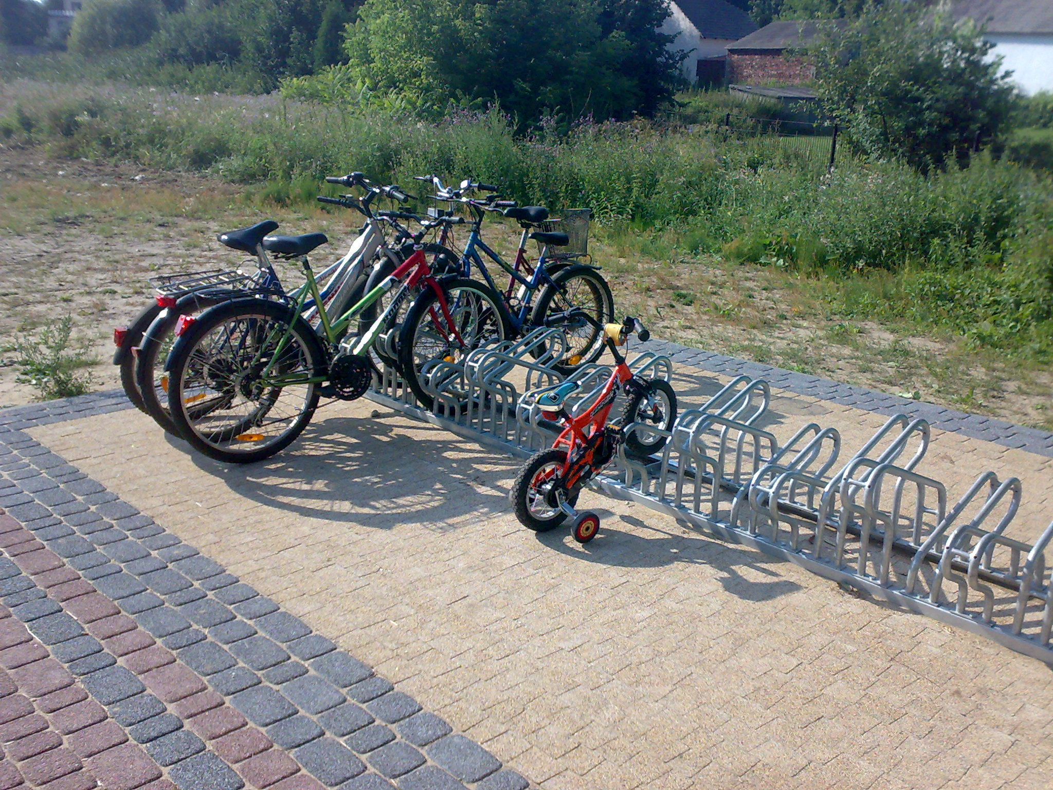 Nokia N73 sample photo. 20090815054.jpg na parkingu pod zamkiem w siewierz photography