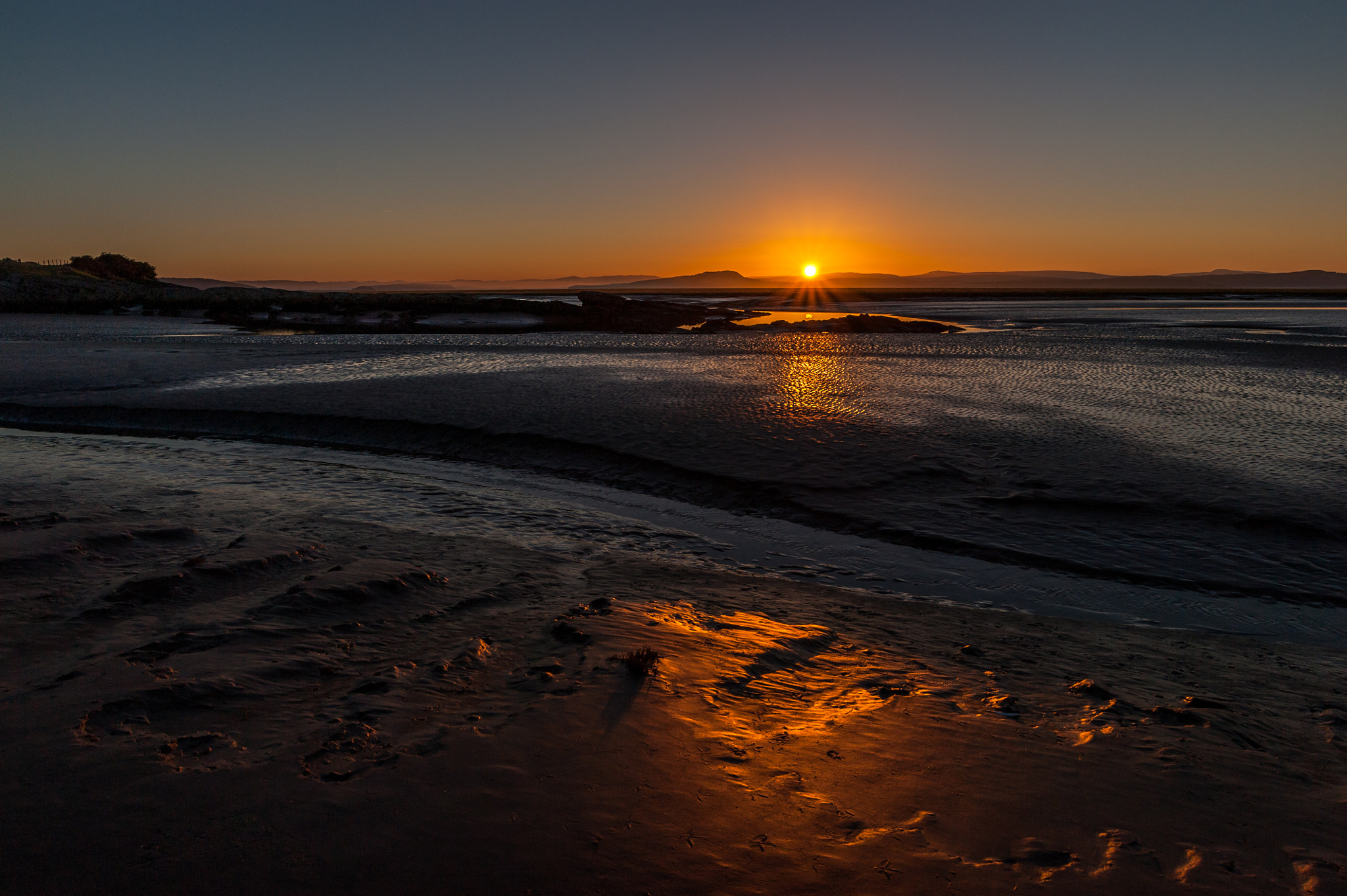 Nikon AF-S Nikkor 18-35mm F3.5-4.5G ED sample photo. First light on the bay photography