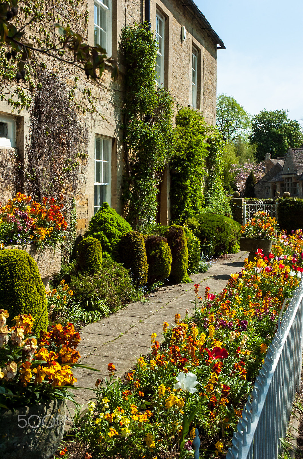 Nikon D2Hs + Nikon AF-S DX Nikkor 18-70mm F3.5-4.5G ED-IF sample photo. Cotswold village photography