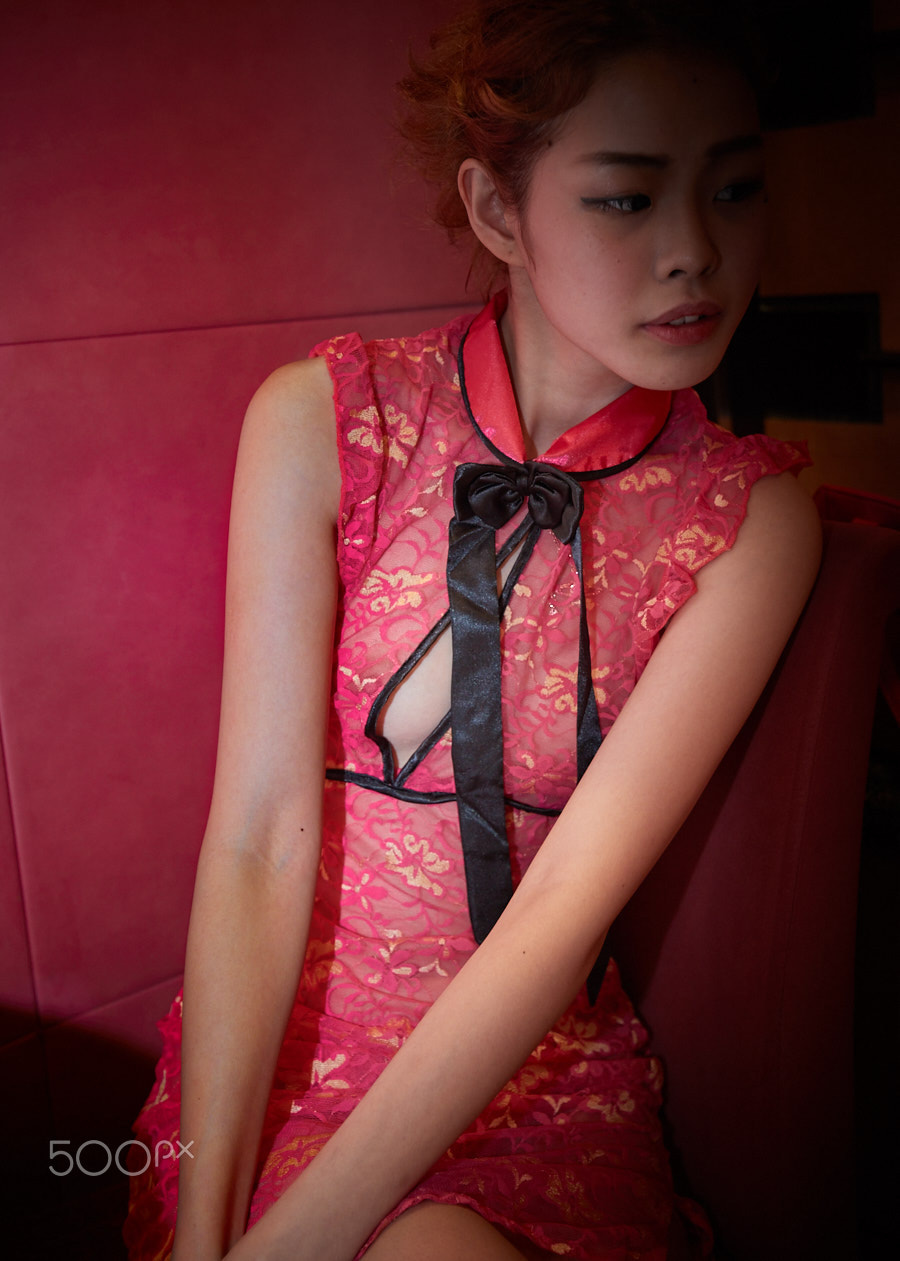 Canon EOS-1D X Mark II sample photo. The girl who looks down photography