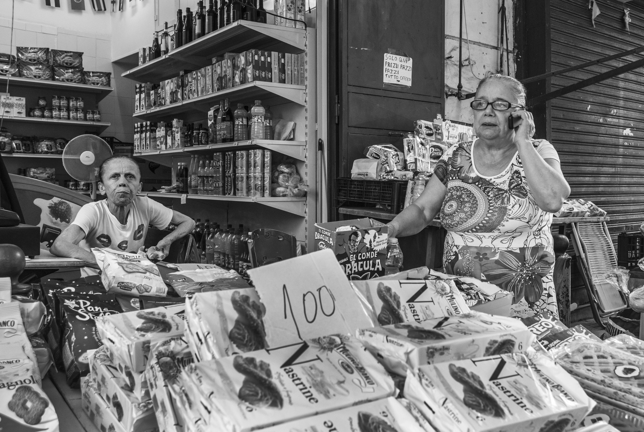 Nikon D7200 + Nikon AF-S DX Nikkor 18-70mm F3.5-4.5G ED-IF sample photo. The shopkeepers of napoli photography