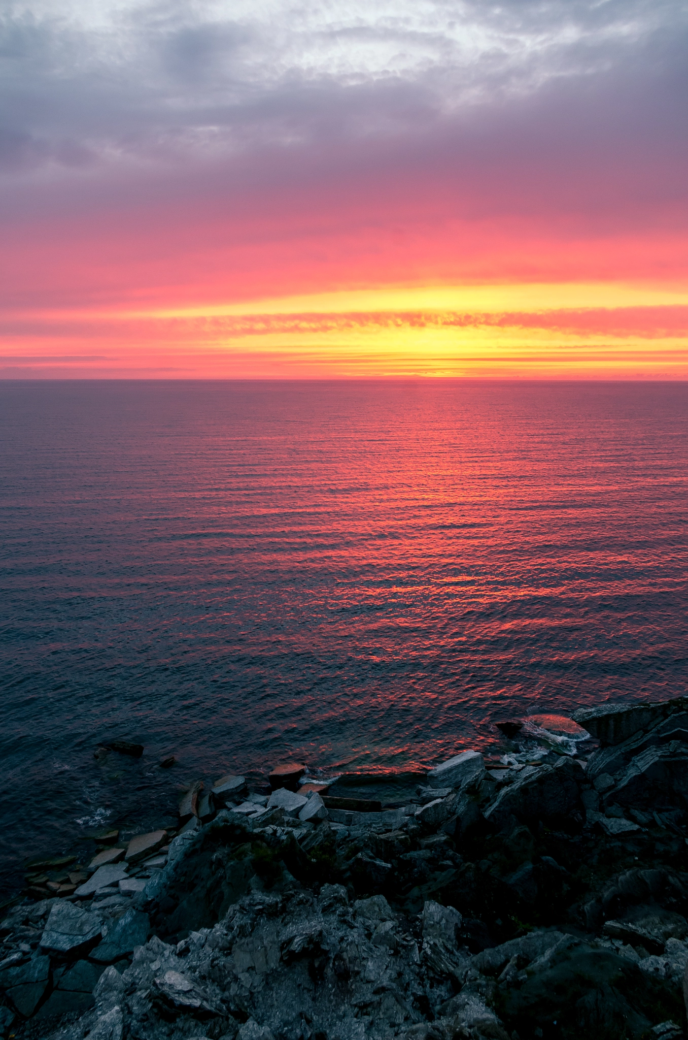 Pentax K-50 sample photo. Sun setting in the sea photography
