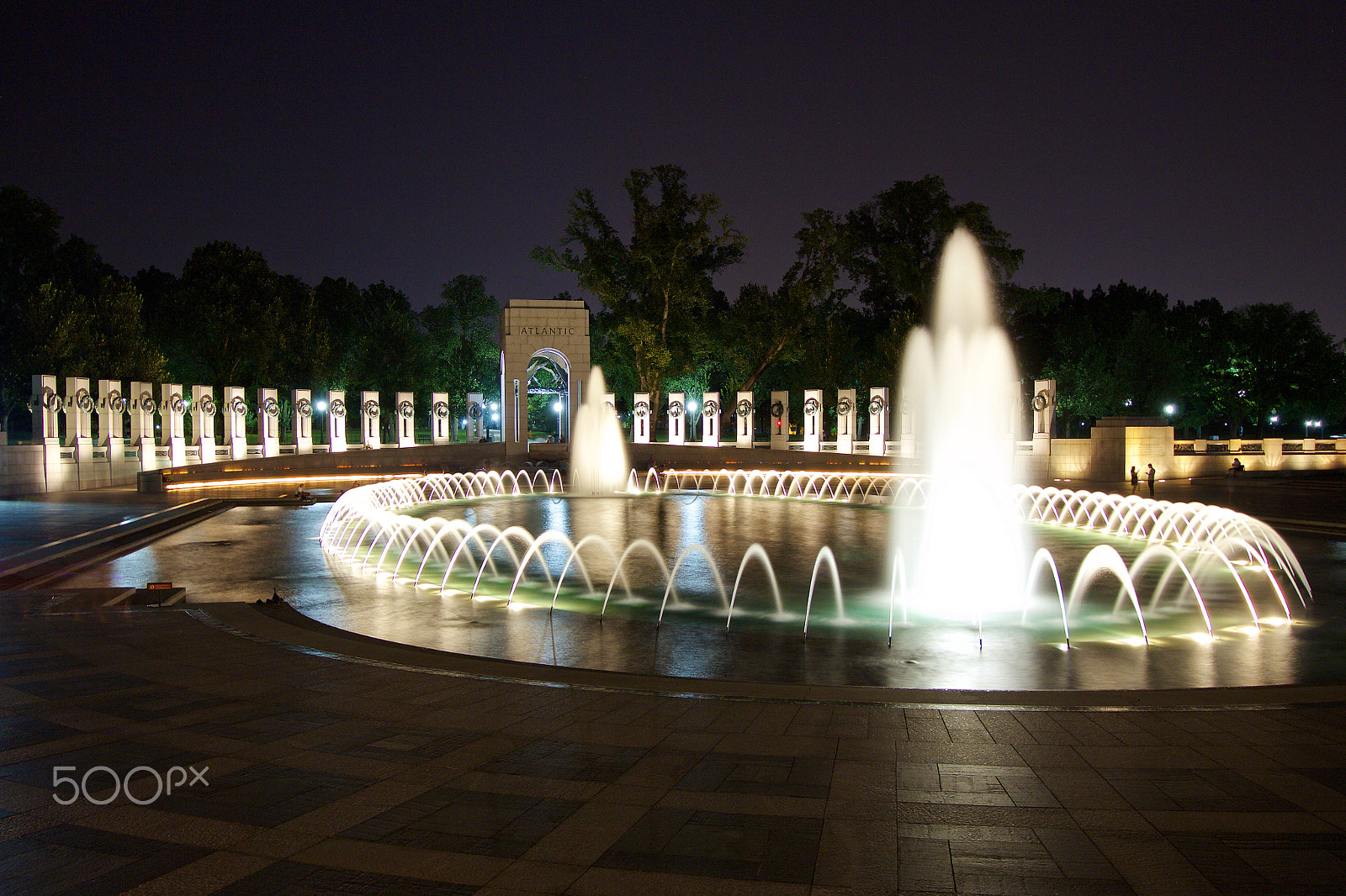Canon EOS 650D (EOS Rebel T4i / EOS Kiss X6i) sample photo. Wwii monument at night photography