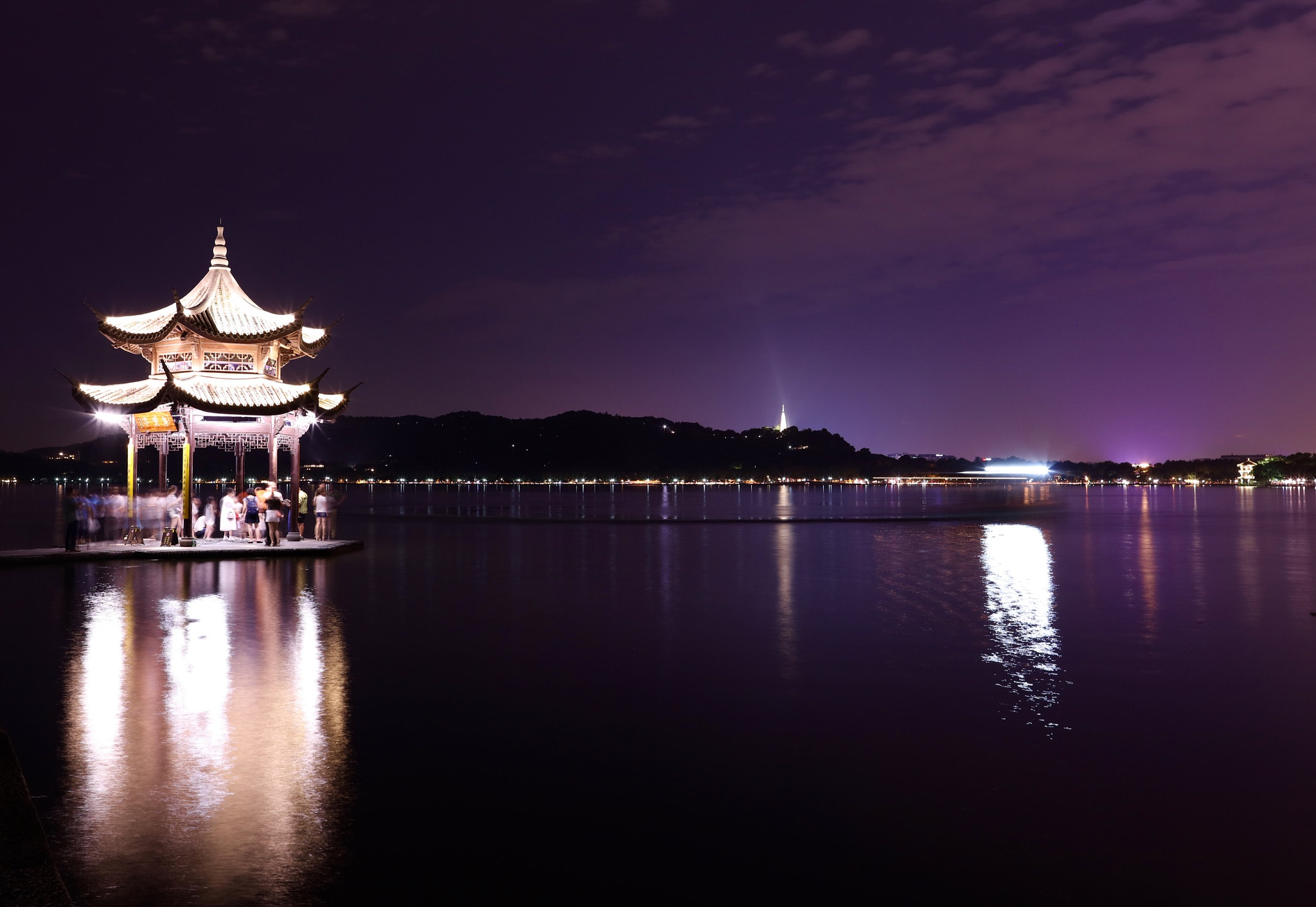 Canon EF 24mm F1.4L II USM sample photo. Busy night photography