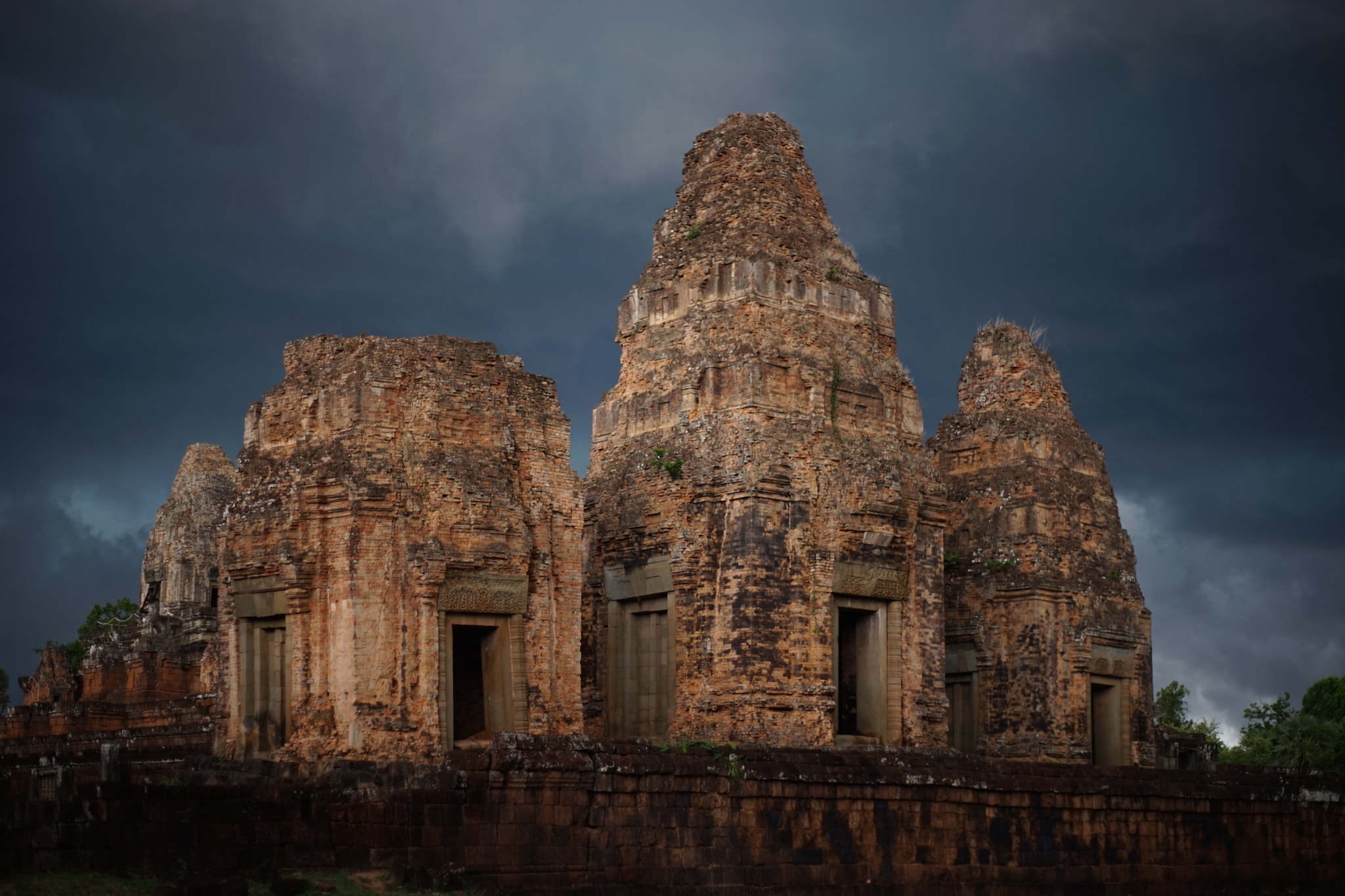 Sony a7 + Minolta AF 50mm F1.7 sample photo. 柬埔寨，暹粒，暴雨前的比粒寺。 photography