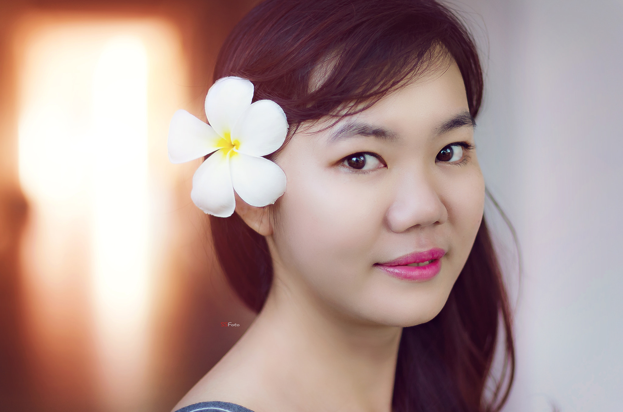 Pentax smc DA* 55mm F1.4 SDM sample photo. Girl with flower photography