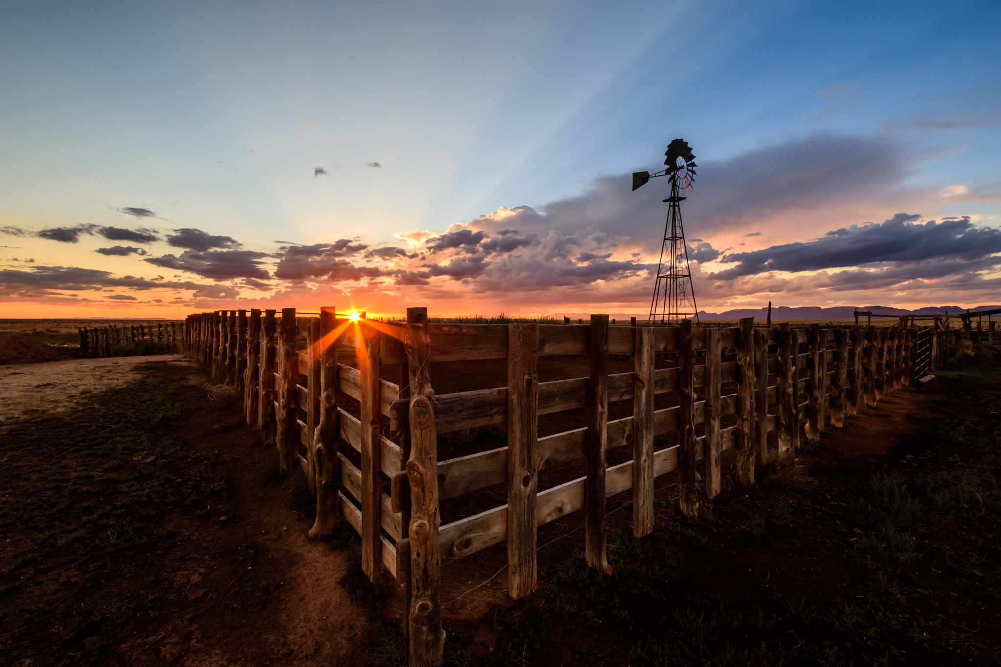 Samyang 14mm F2.8 ED AS IF UMC sample photo. Sunset beams, arizona photography