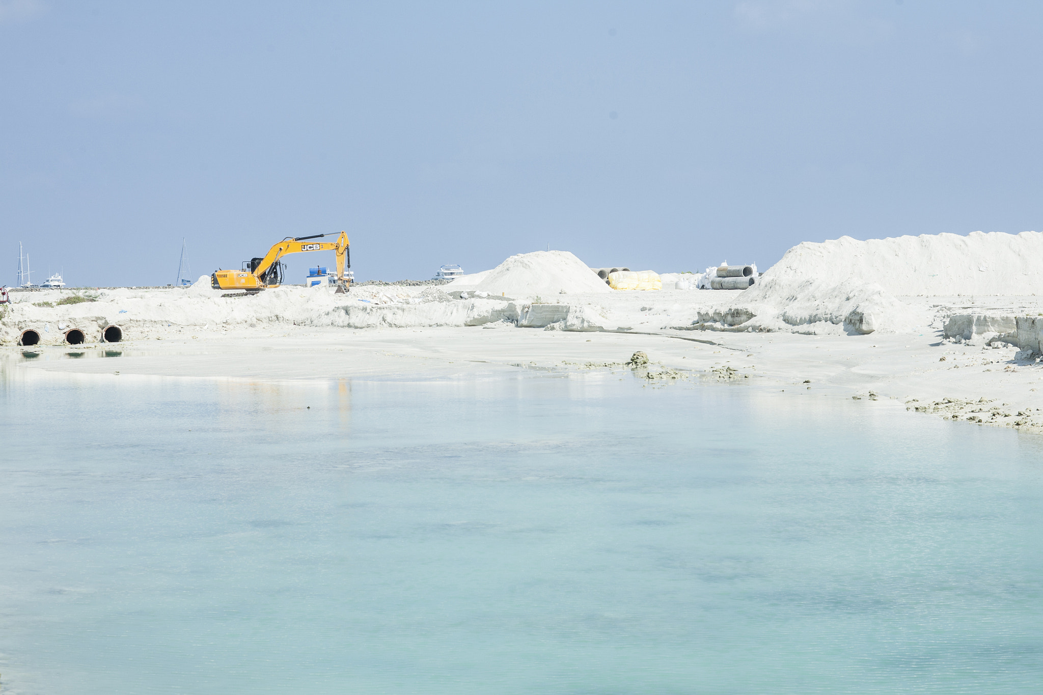 Canon EOS 5D + Canon EF 85mm F1.2L II USM sample photo. Maldives under construction photography
